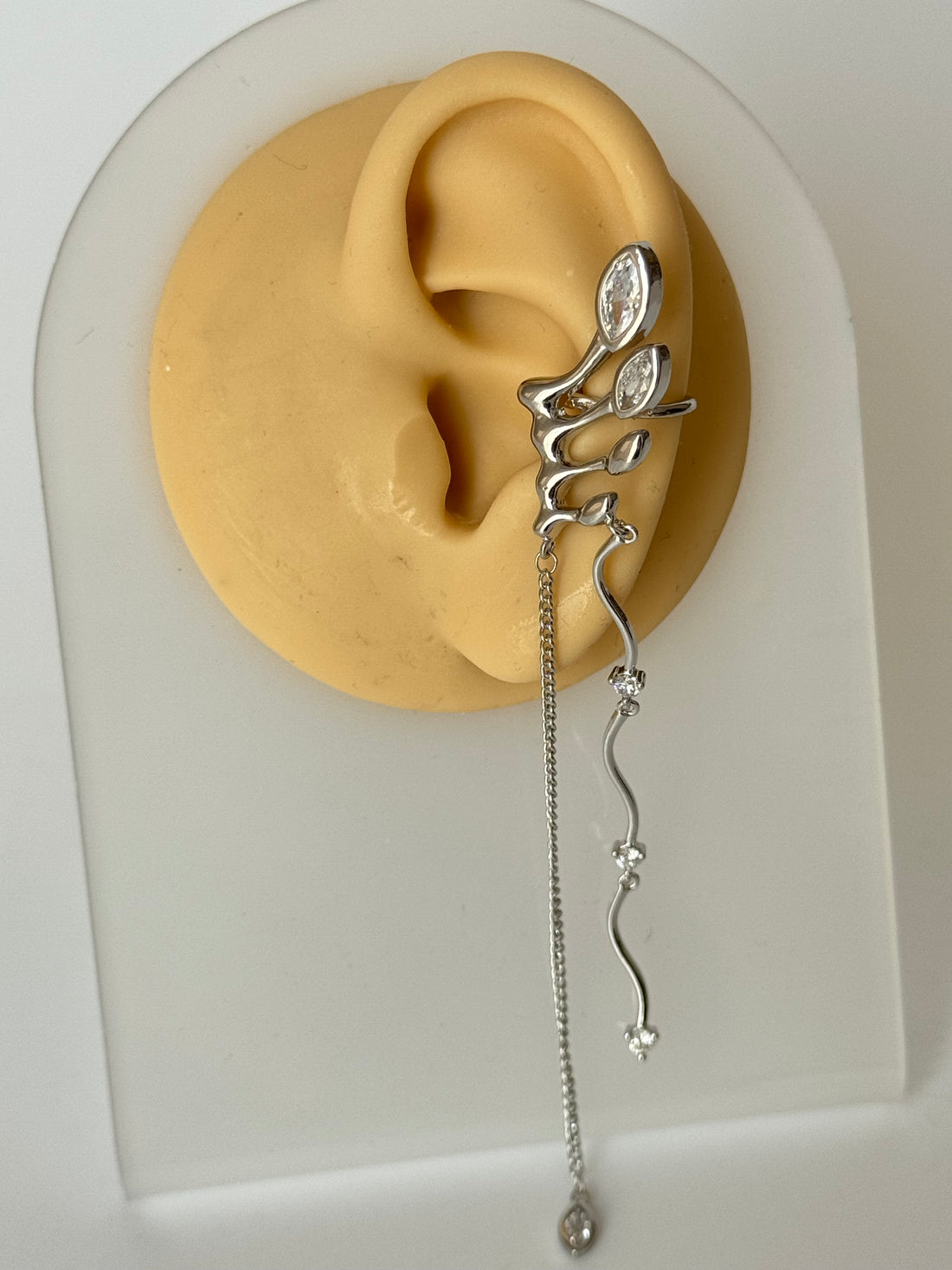 LEVA TAŞ DETAYLI SALLANTILI SİLVER KIKIRDAK KÜPE EARCUFF