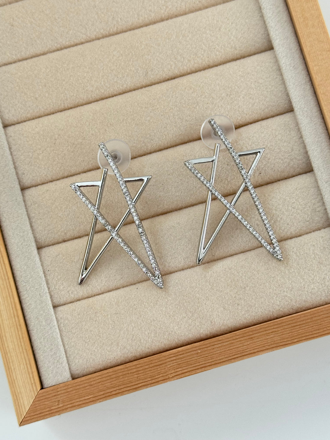 NİRAE YILDIZ DETAYLI SİLVER KÜPE