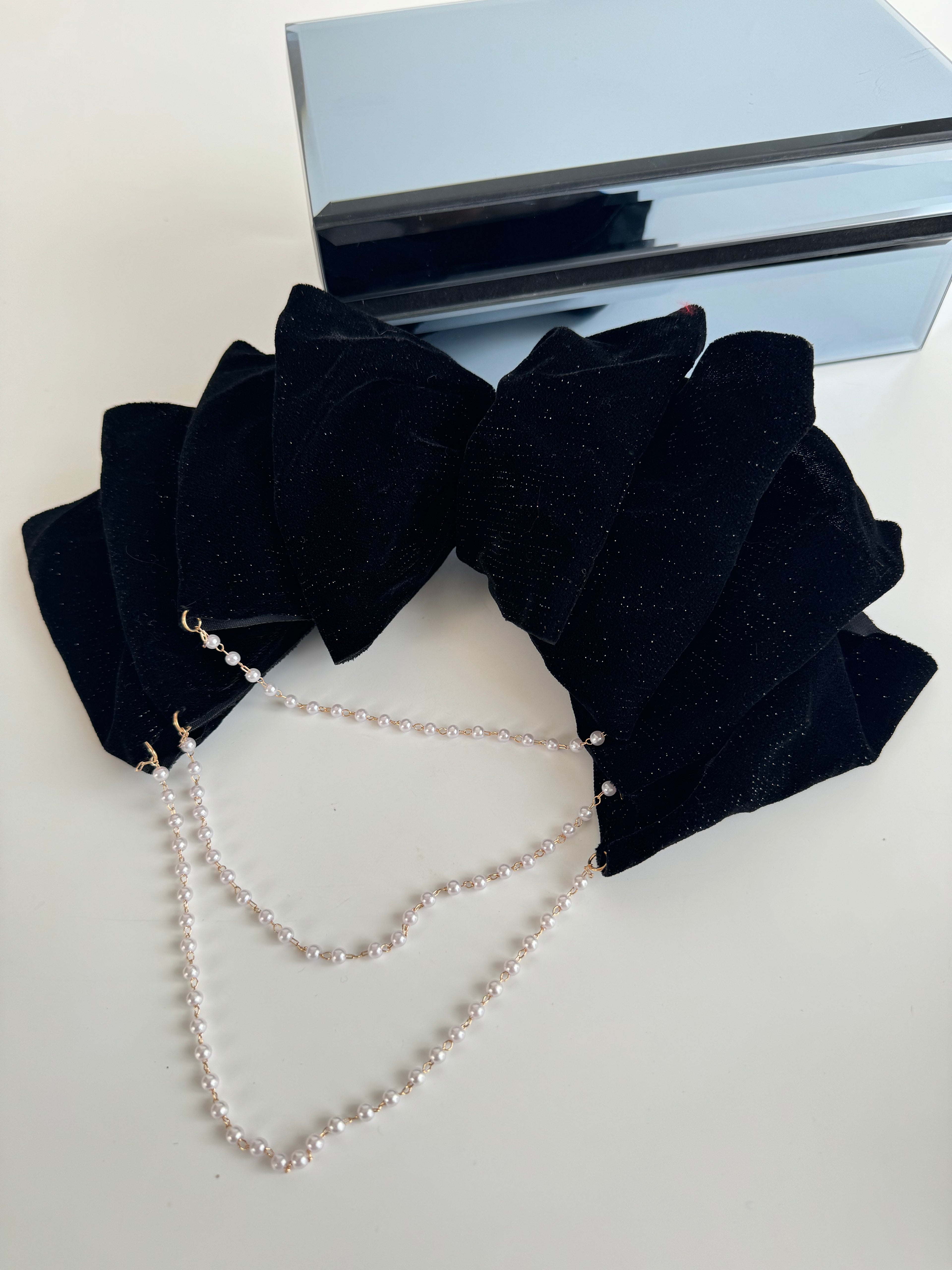 İTHAL SİYAH KADİFE SALLANTILI İNCİ DETAYLI TOKA