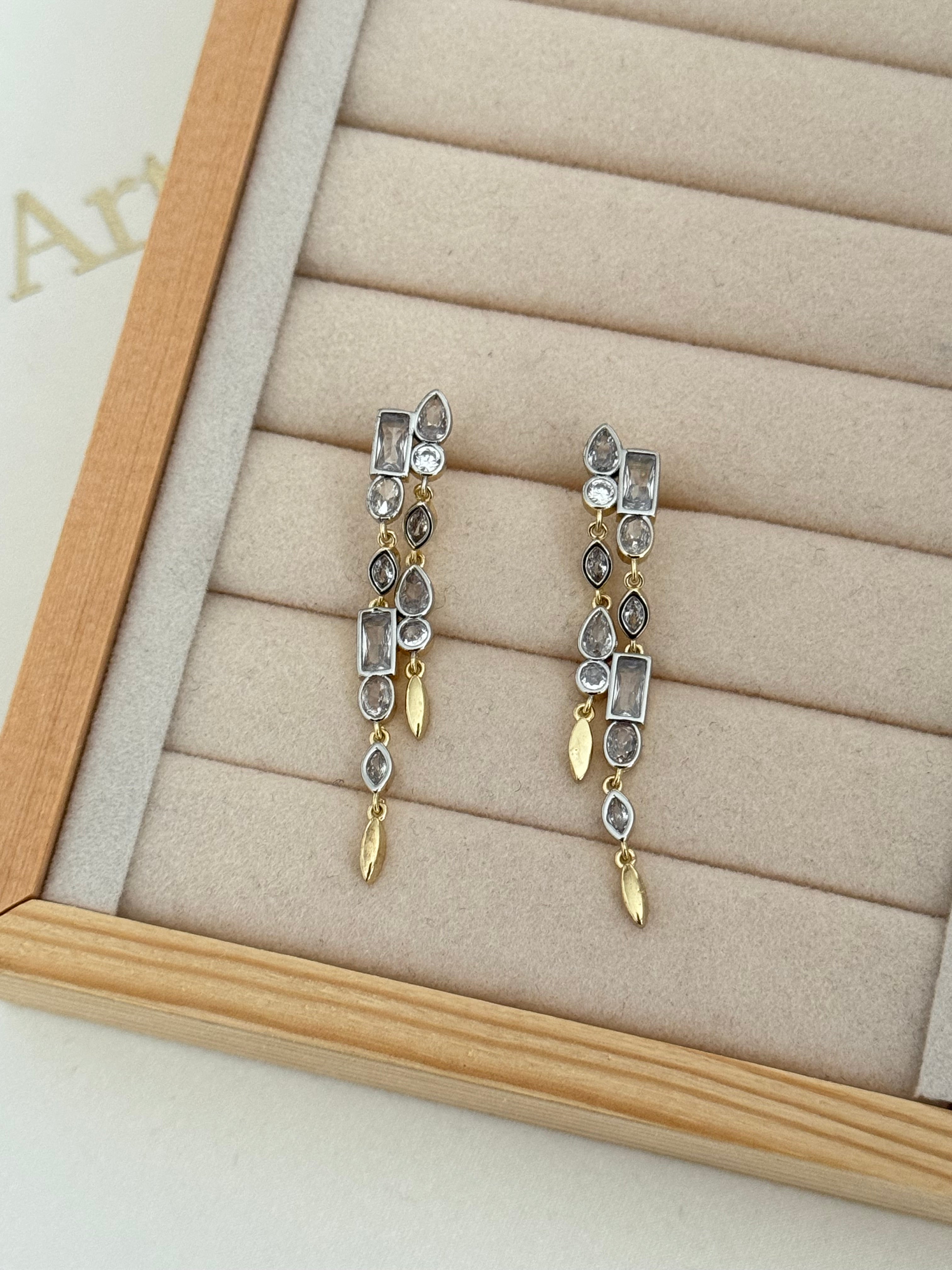 SİRE TAŞ DETAYLI GOLD KÜPE