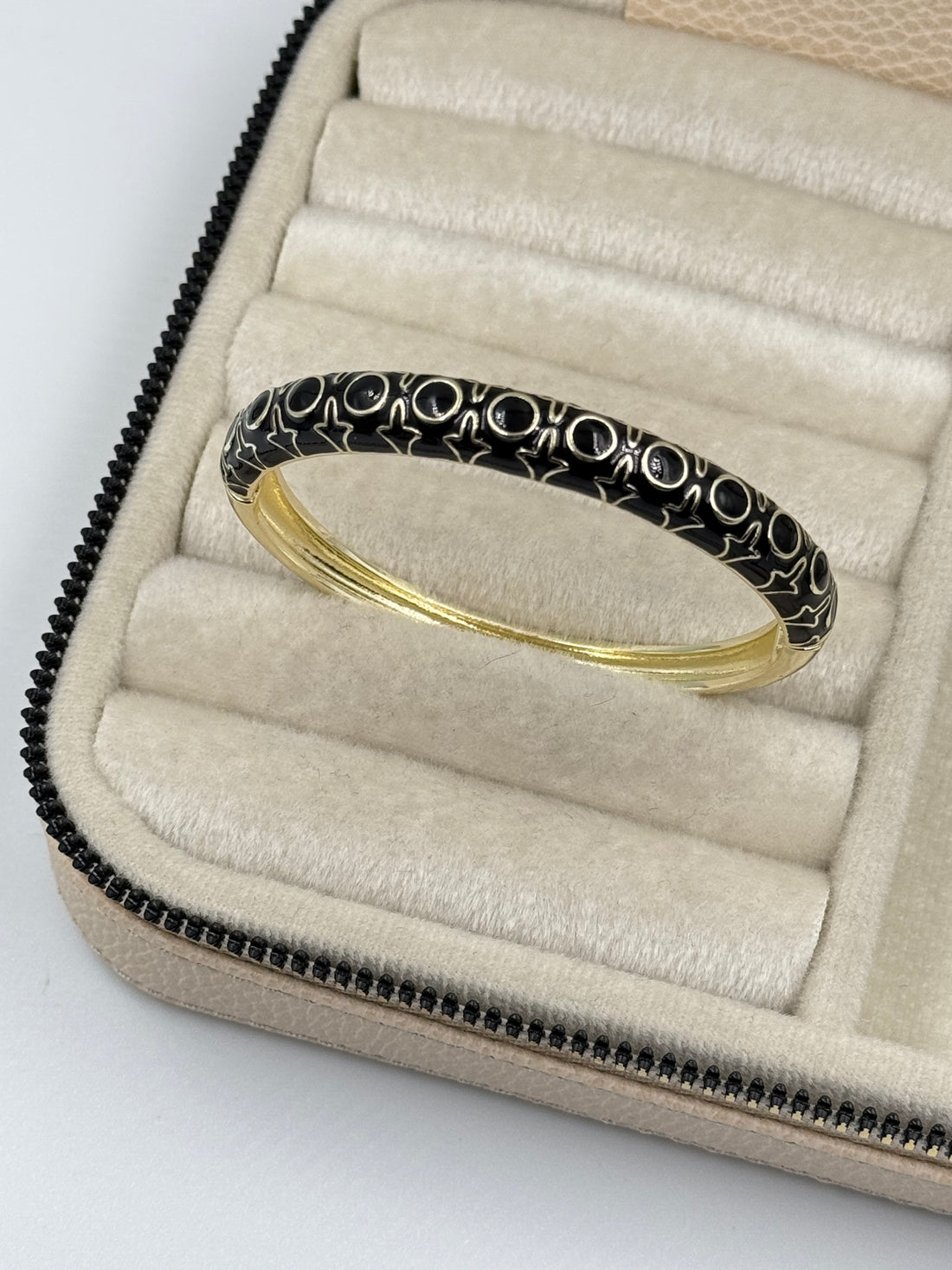 İTHAL SİYAH MİNELİ GOLD KELEPÇE BİLEZİK