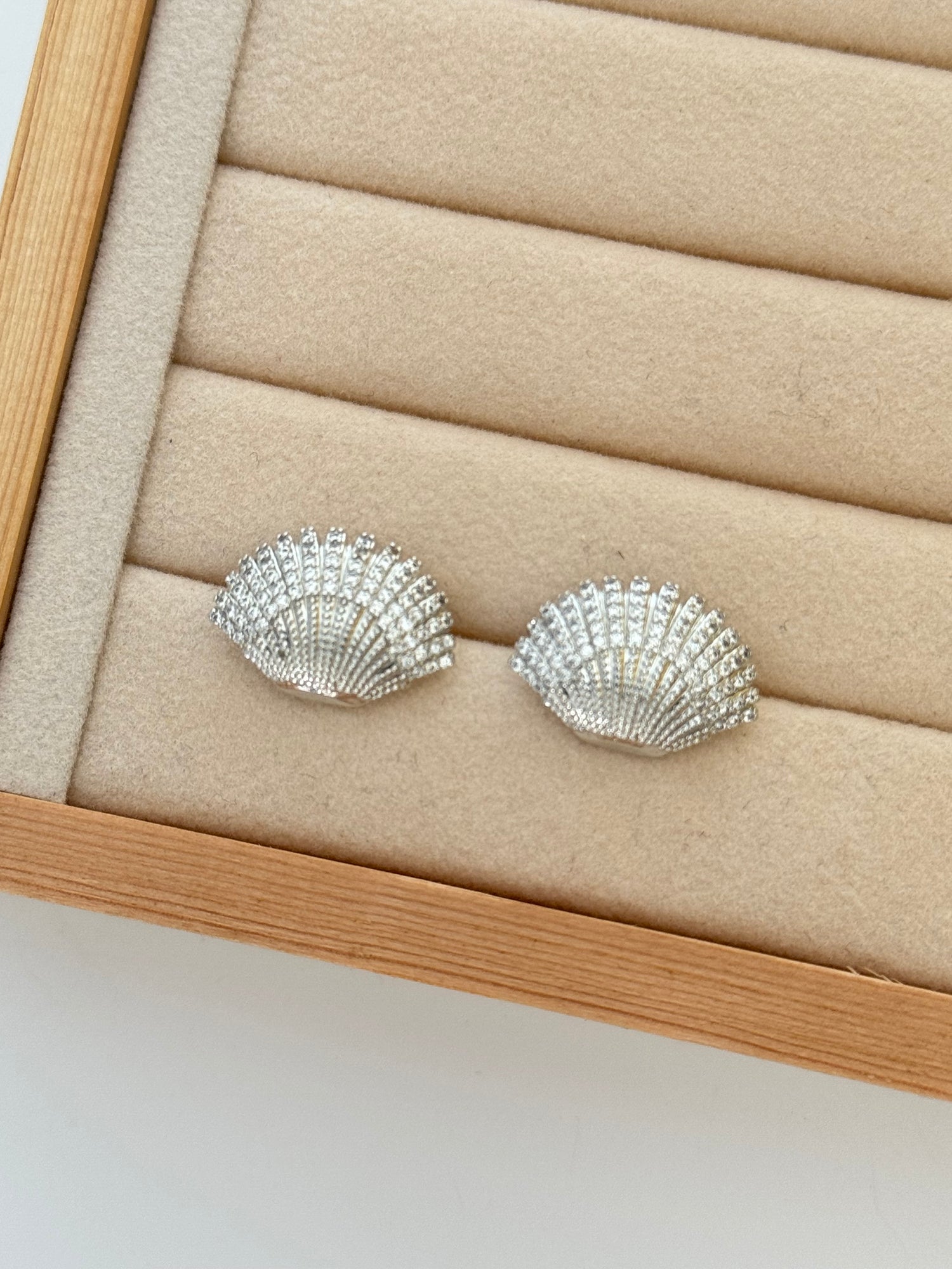 TAŞLI DENİZ KABUĞU SİLVER KÜPE