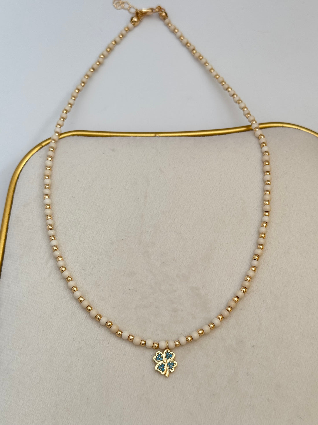 SUNA YONCALI KREM BONCUKLU ALTIN KAPLAMA DETAYLI KOLYE