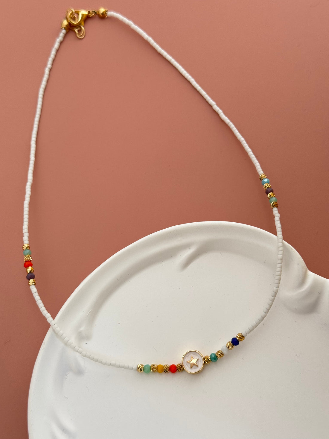 NARA YILDIZ DETAYLI ALTIN KAPLAMA DORİKALI BEYAZ BONCUK KOLYE