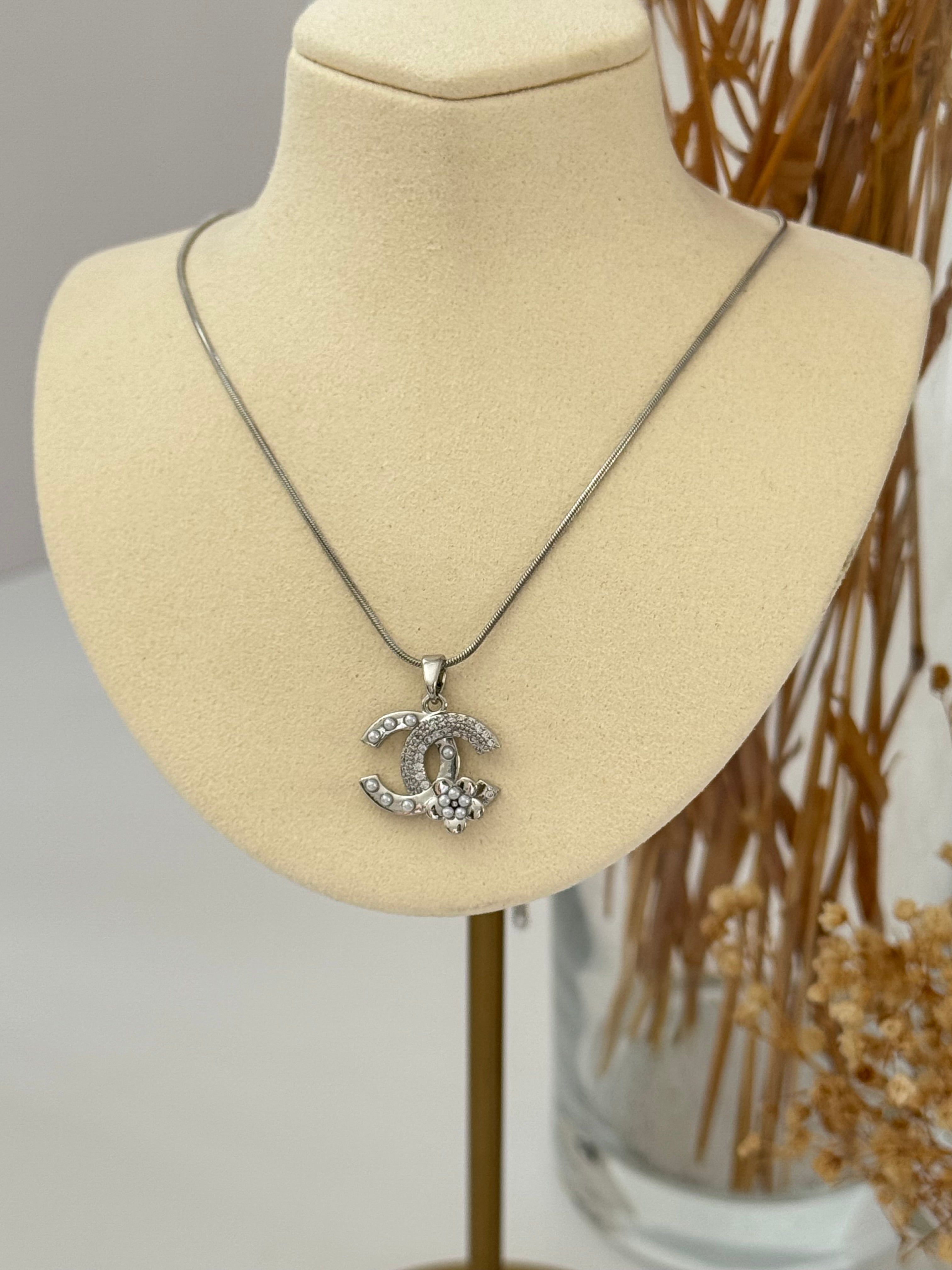 İNCİ DETAYLI MARKA MODEL SİLVER ÇELİK KOLYE