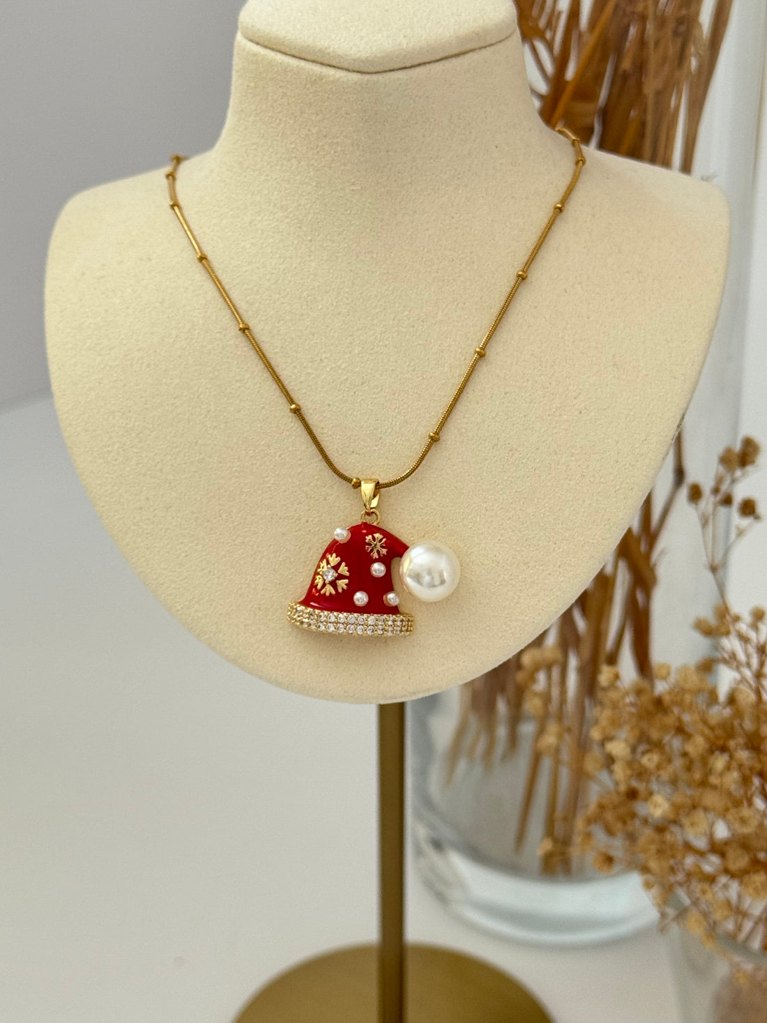 YILBAŞI KONSEPTLİ ŞAPKA DETAYLI GOLD ÇELİK KOLYE