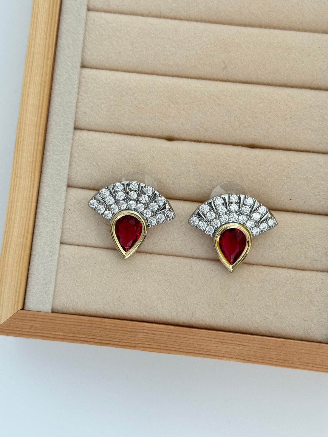 ROUX KIRMIZI TAŞ DETAYLI KÜPE