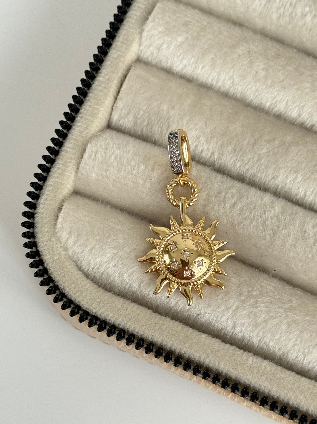 İTHAL GÜNEŞ DETAYLI GOLD CHARM