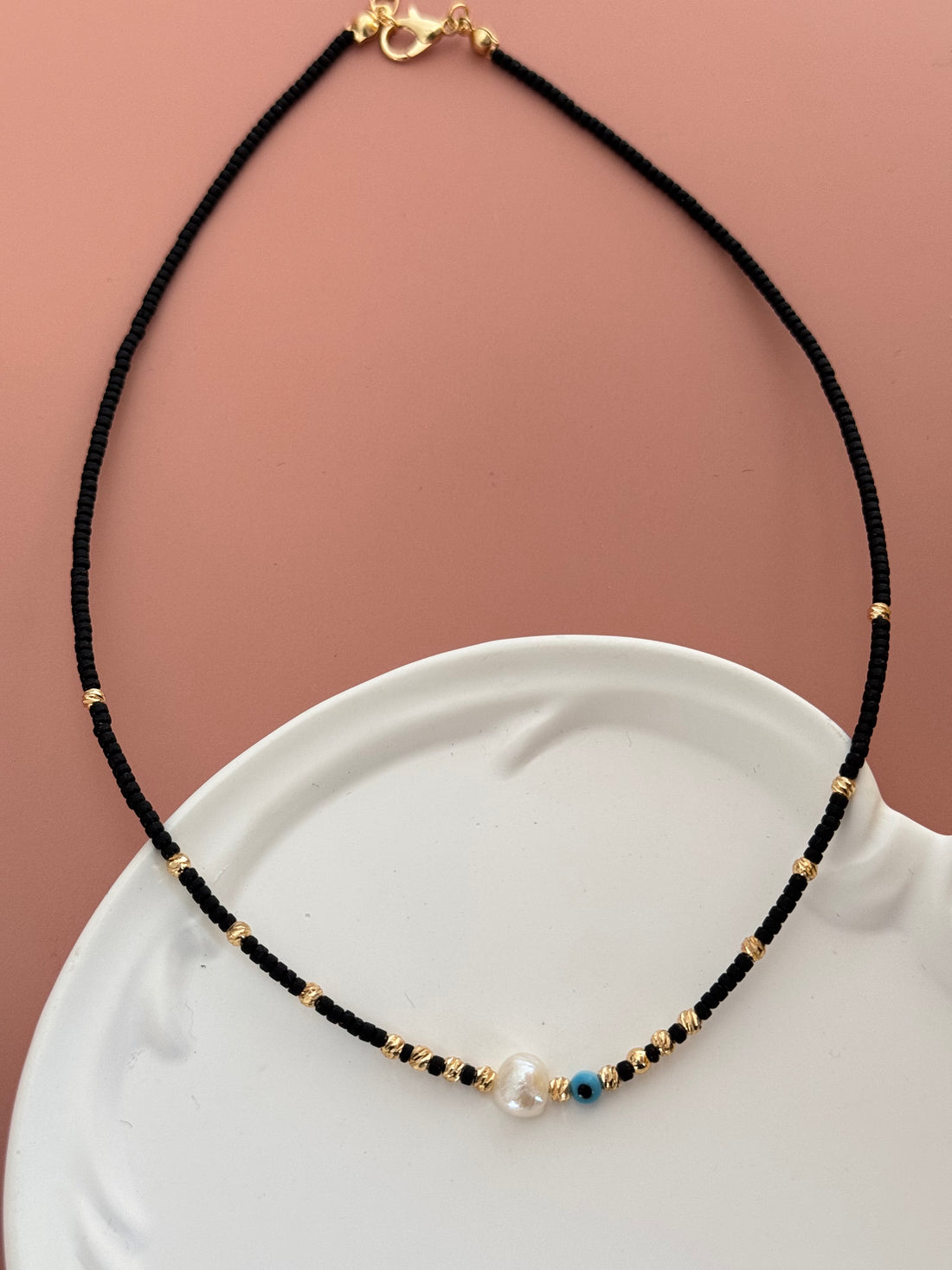 LYRA GERÇEK İNCİ VE NAZAR BONCUK DETAYLI ALTIN KAPLAMA DORİKALI SİYAH BONCUK KOLYE