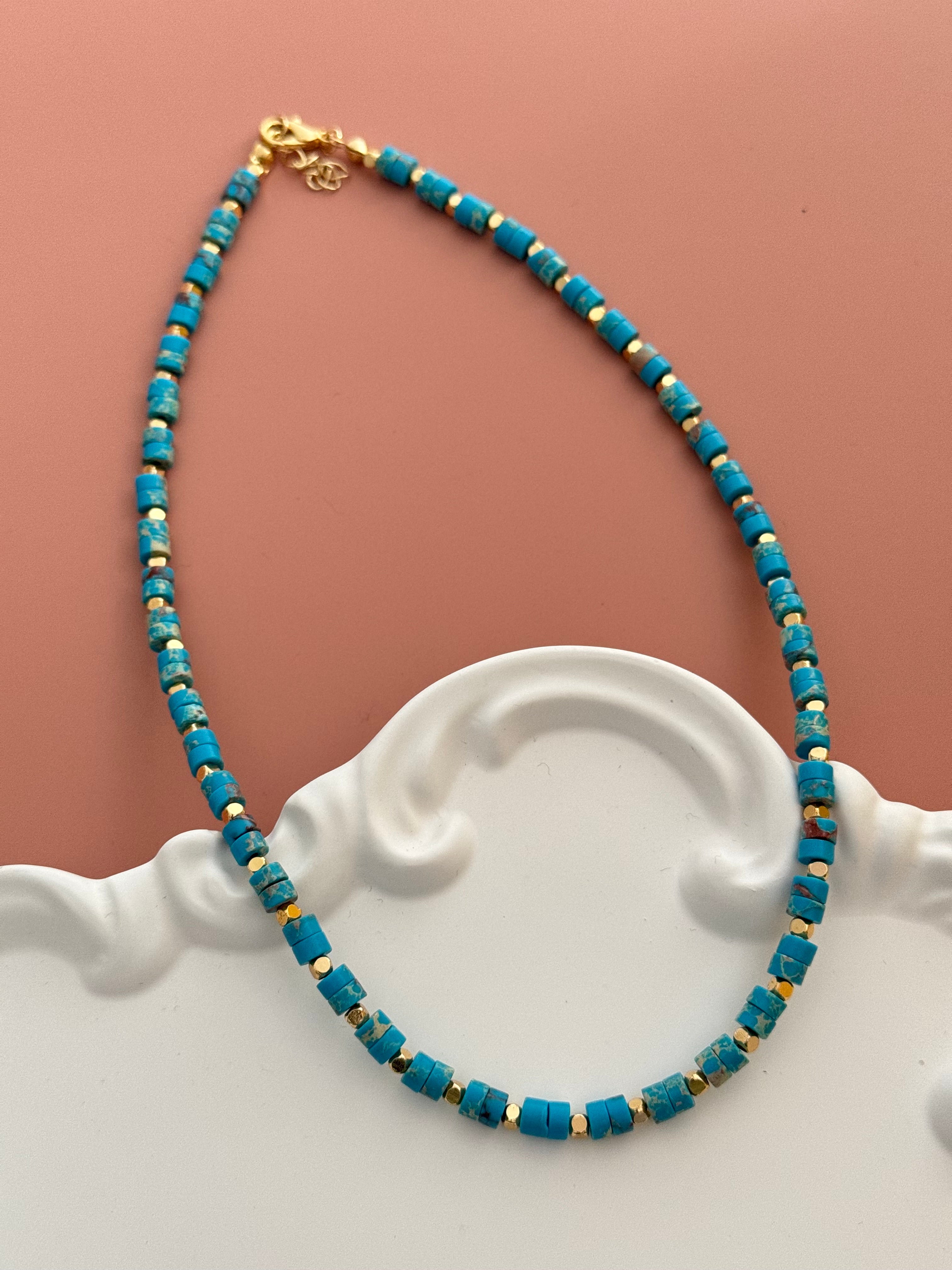 LITHA MAVİ DOĞAL TAŞLI ALTIN KAPLAMA DETAYLI KOLYE