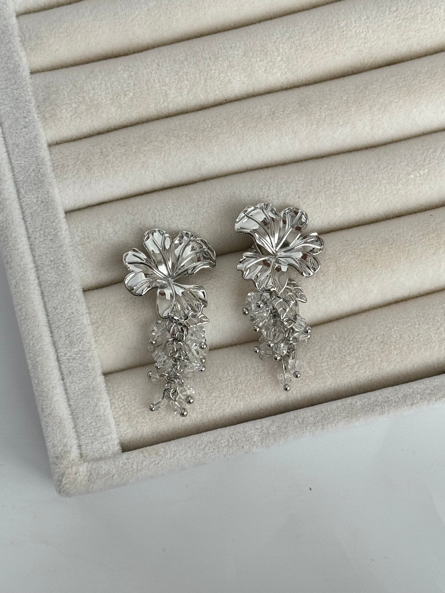 İTHAL ÇİÇEK DETAYLI SALLANTILI SİLVER KÜPE