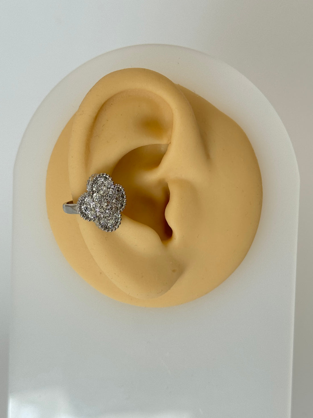 ERİS YONCA DETAYLI SİLVER MARKA MODEL KIKIRDAK KÜPE EARCUFF