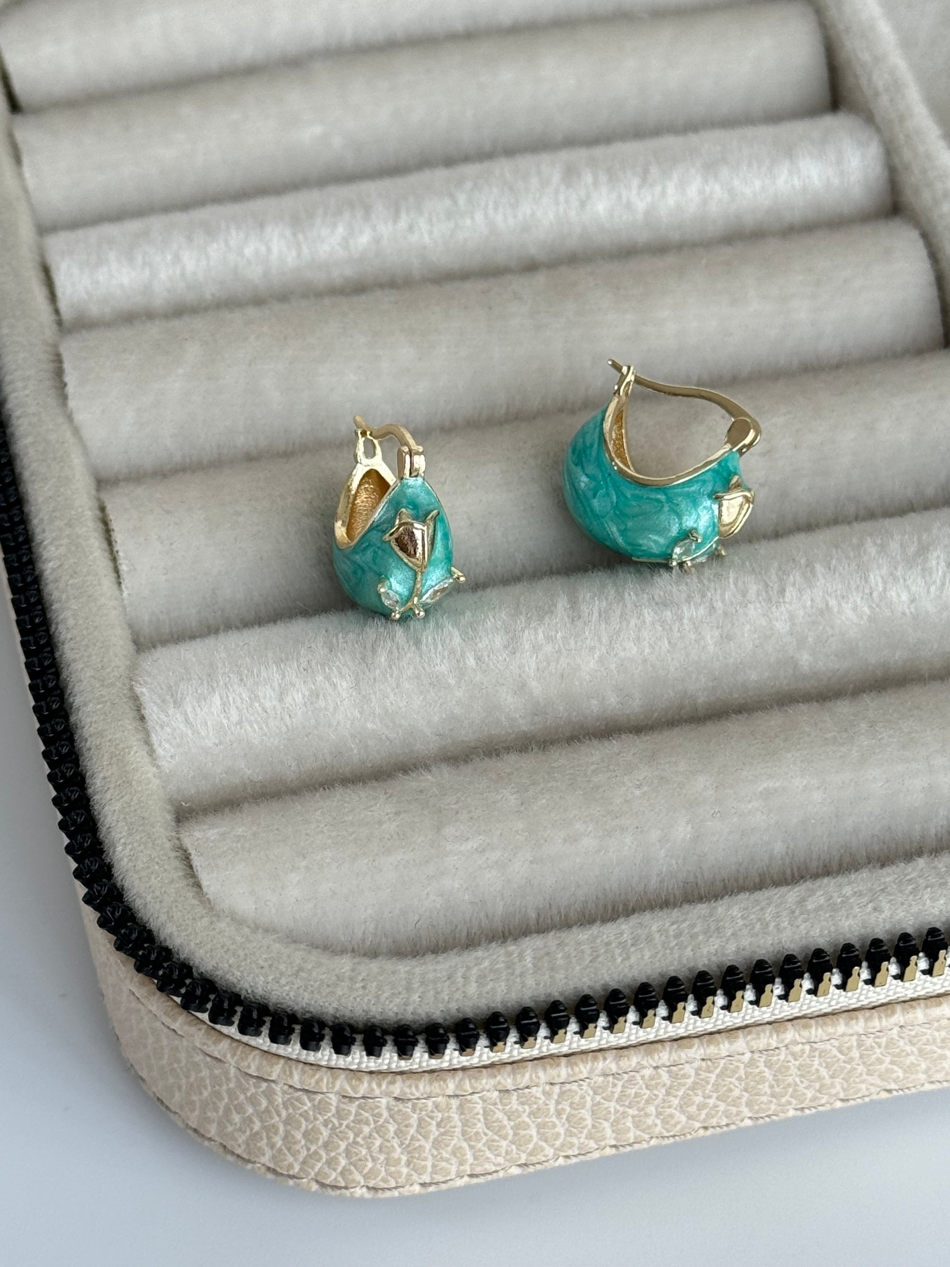 İTHAL LALE DETAYLI YEŞİL MİNELİ KÜPE