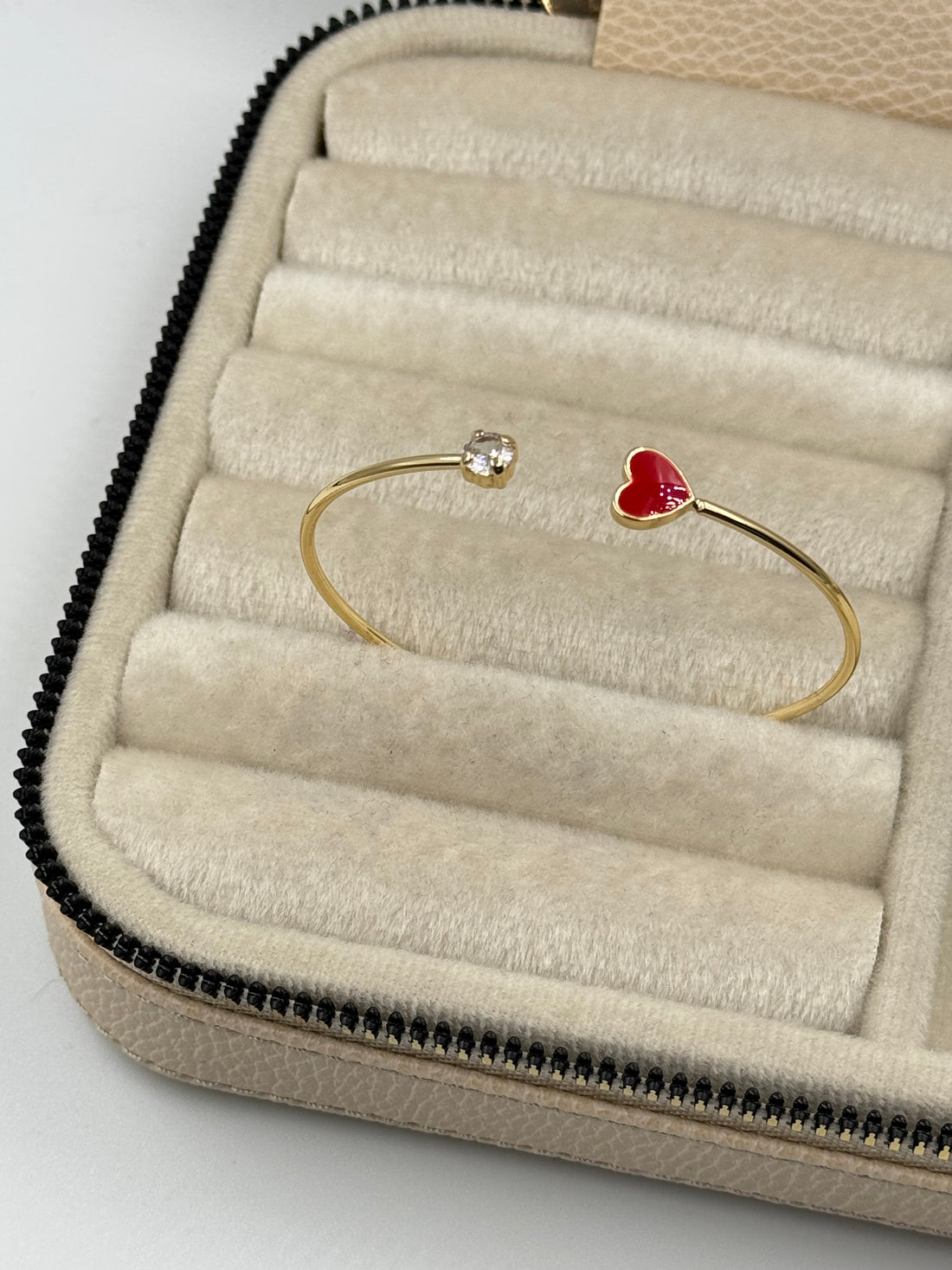 İTHAL KALP DETAYLI TAŞLI GOLD KELEPÇE BİLEZİK