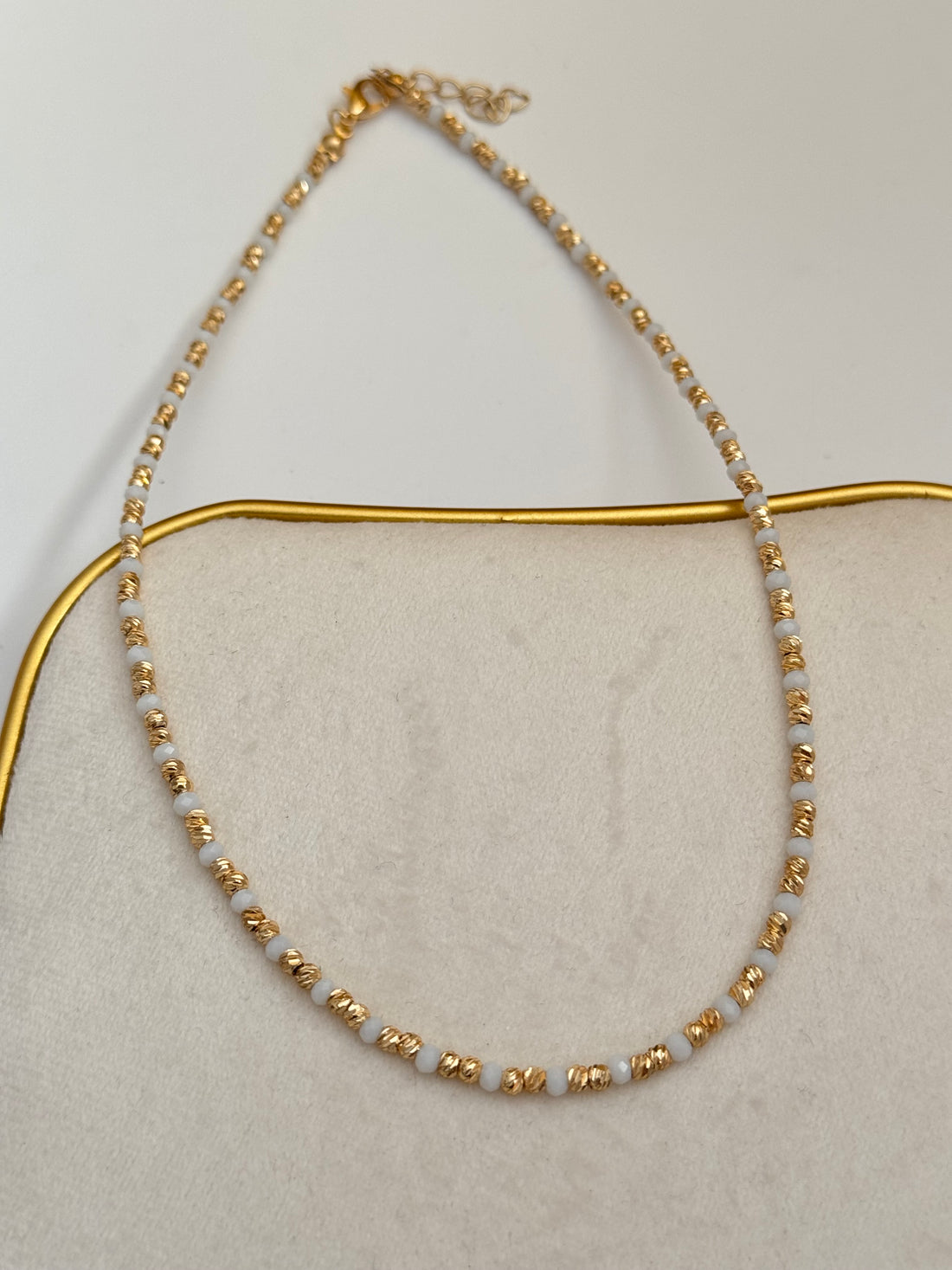 ORİN BEYAZ BONCUKLU ALTIN KAPLAMA DETAYLI KOLYE