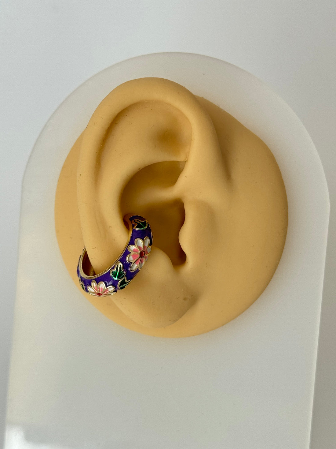 MİSA MOR MİNELİ ÇİÇEK DETAYLI KIKIRDAK KÜPE EARCUFF