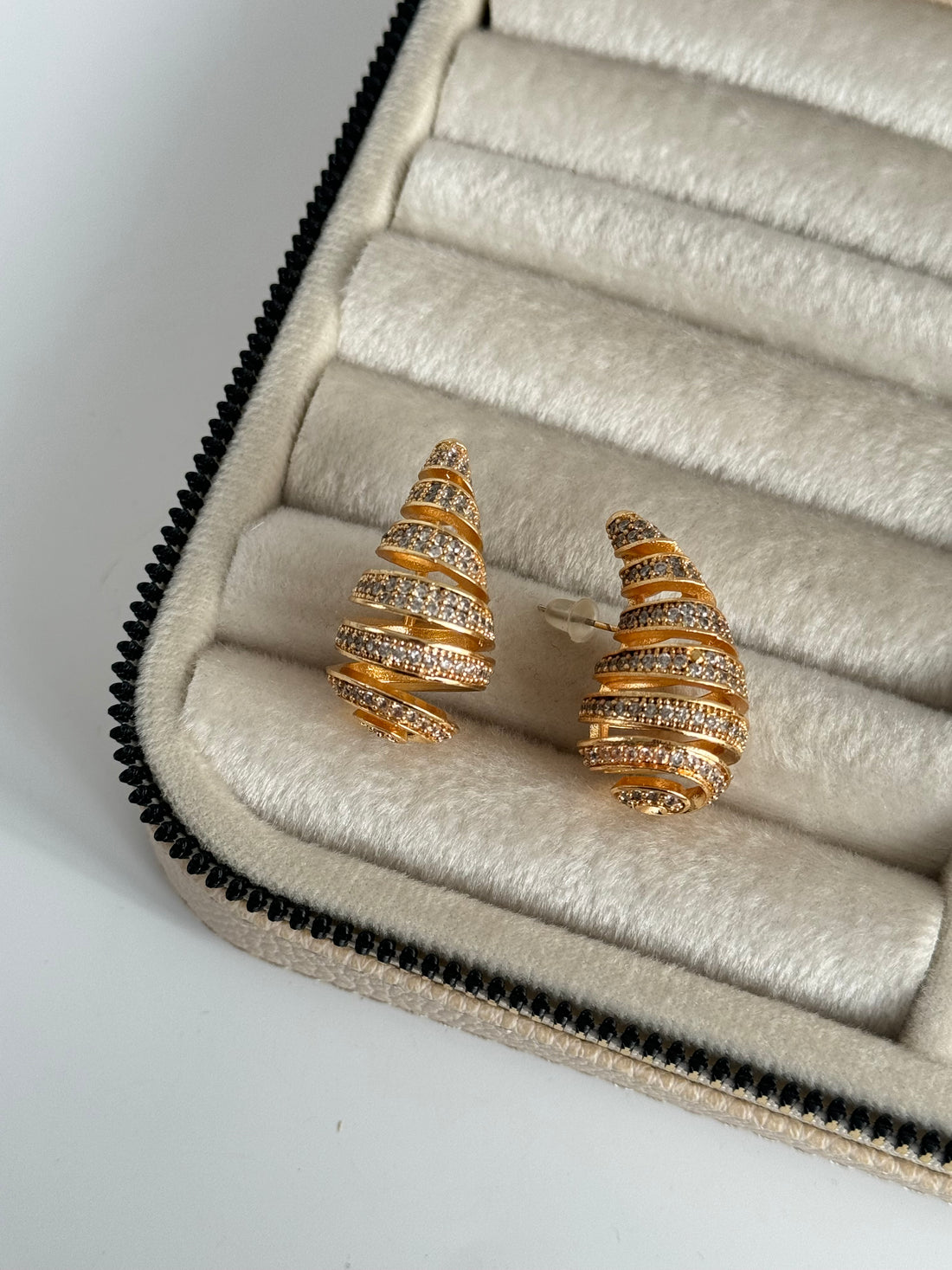 İTHAL TAŞLI MARKA MODEL DAMLA DETAYLI GOLD KÜPE