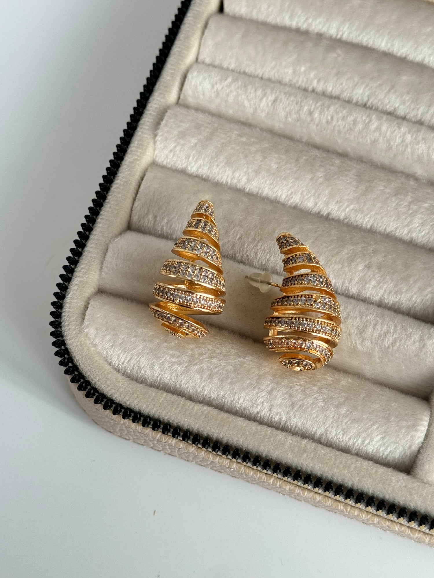 İTHAL TAŞLI MARKA MODEL DAMLA DETAYLI GOLD KÜPE