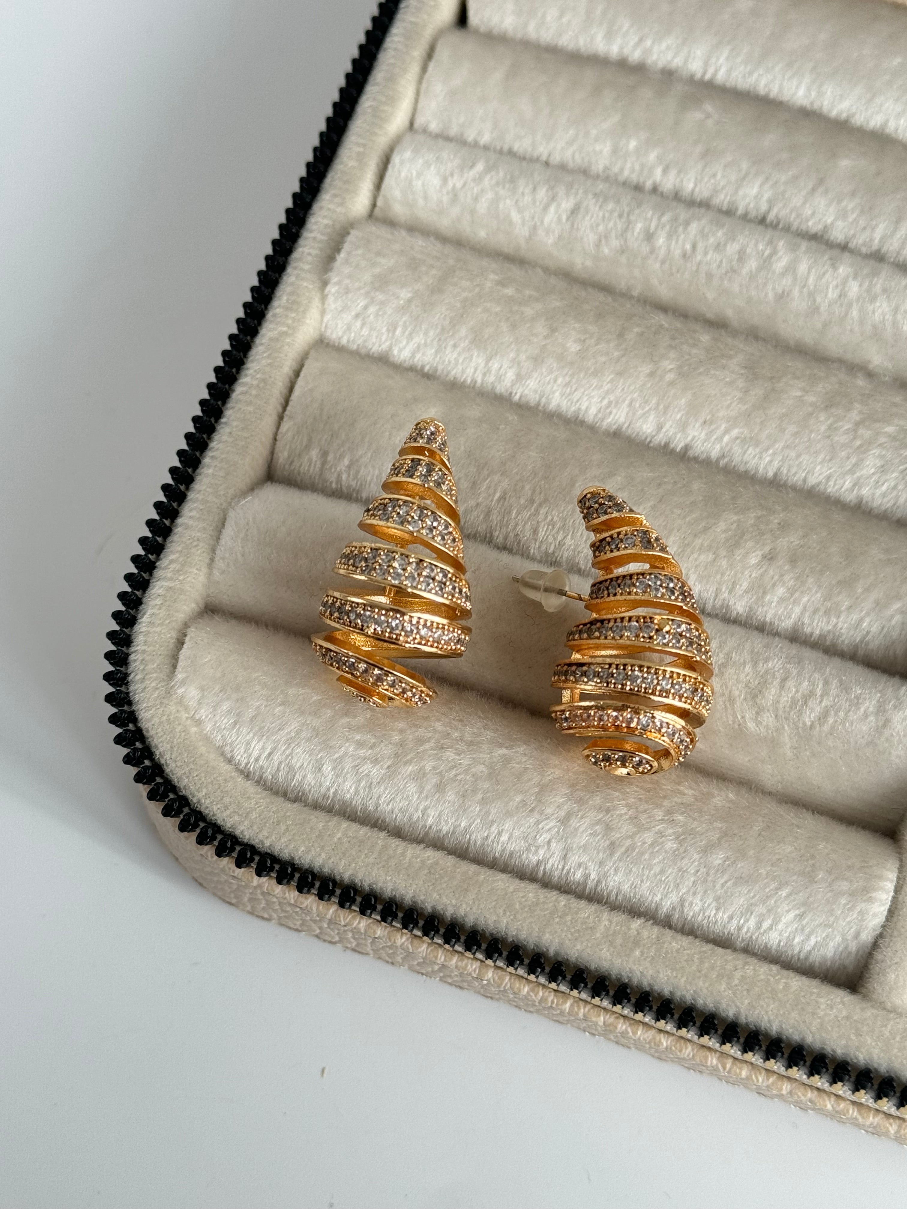 İTHAL TAŞLI MARKA MODEL DAMLA DETAYLI GOLD KÜPE