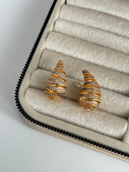 İTHAL TAŞLI MARKA MODEL DAMLA DETAYLI GOLD KÜPE