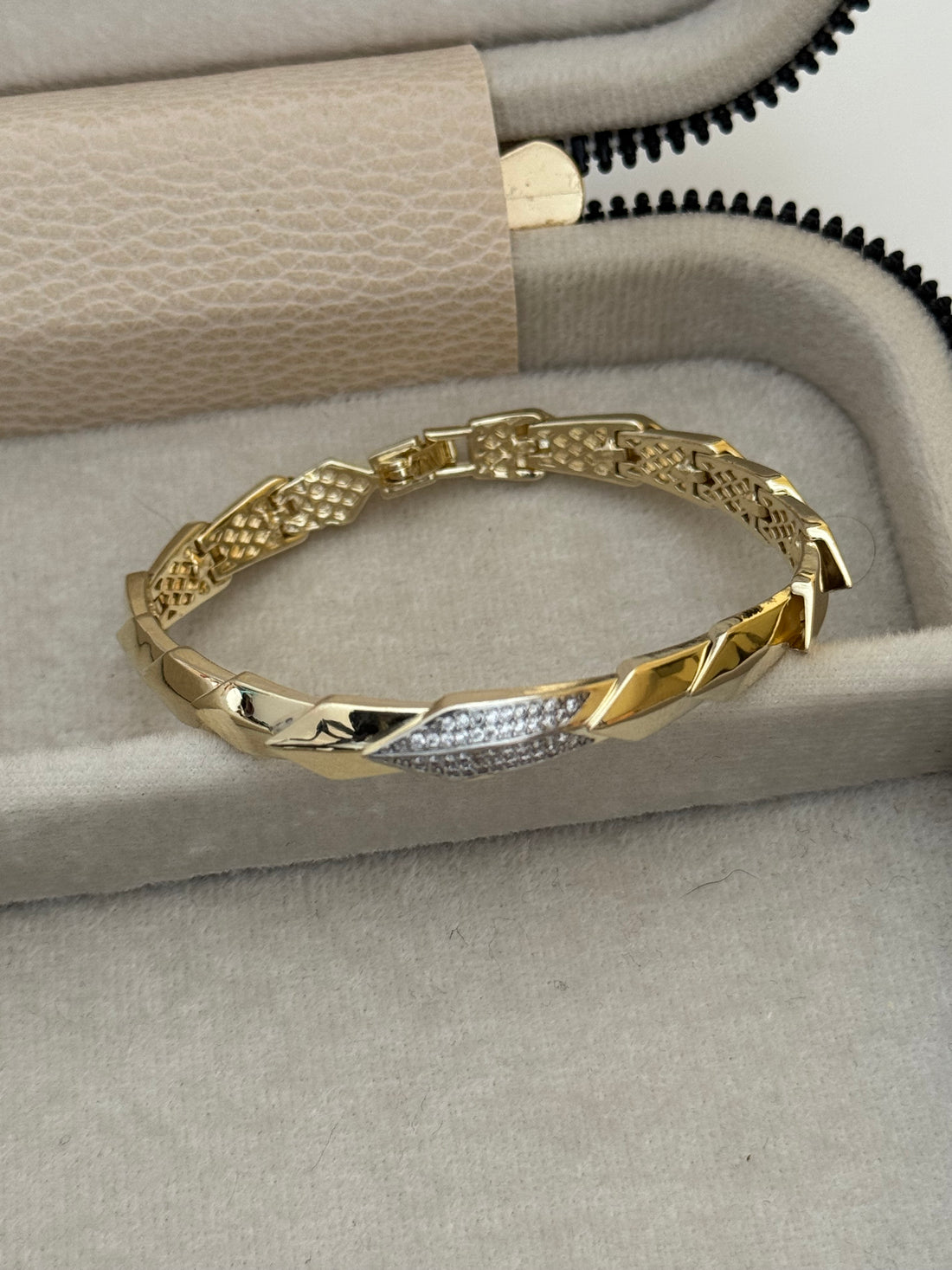 LERA TAŞ DETAYLI HOLD BİLEKLİK