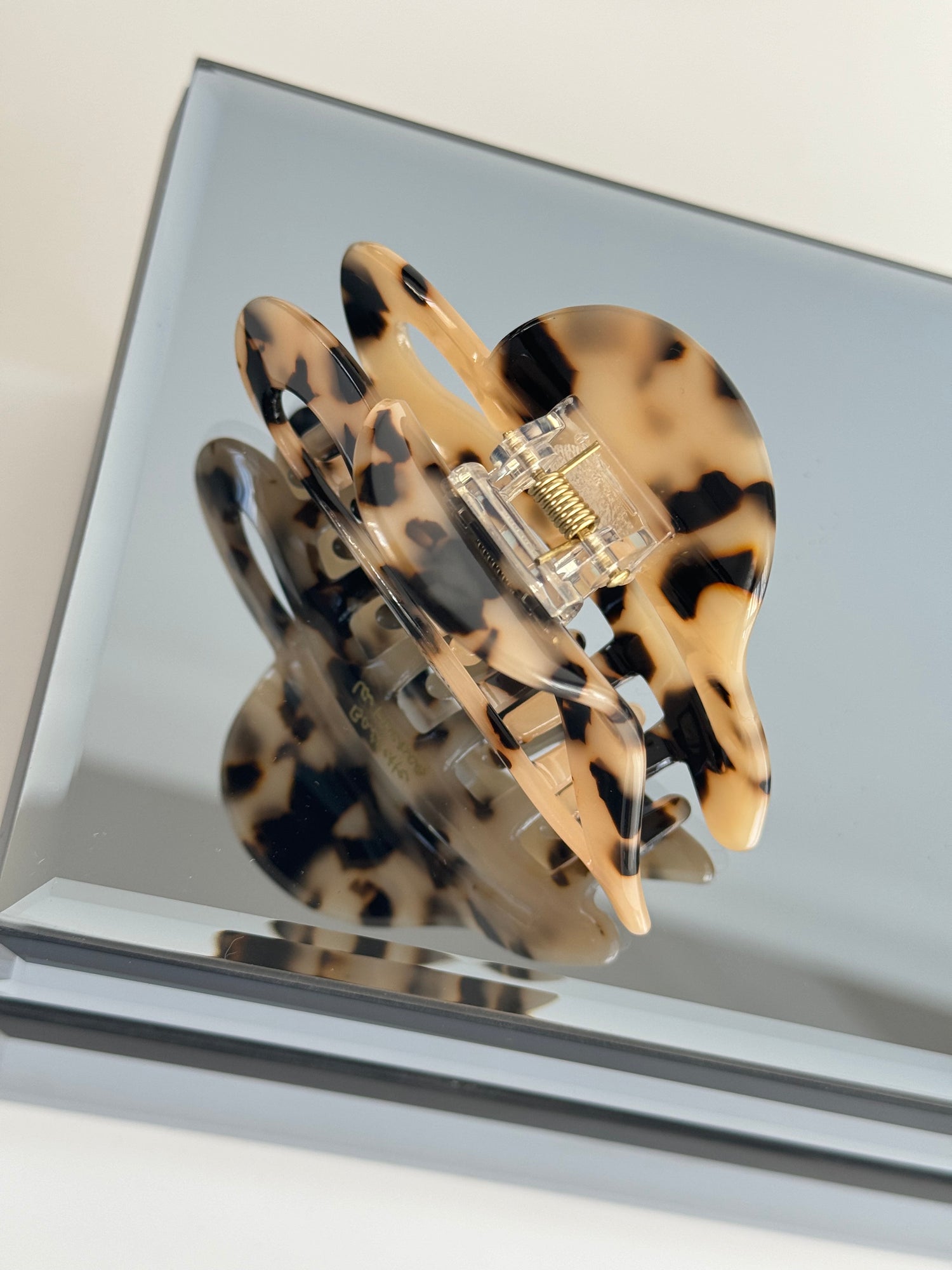 İTHAL KALP DETAYLI LEOPAR KEMİK MANDAL TOKA