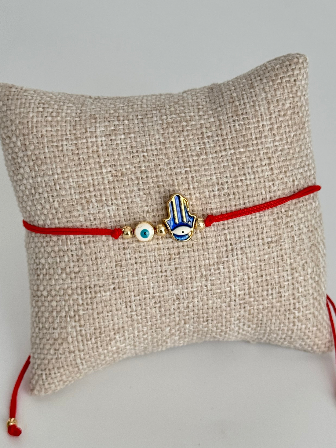 İTHAL FATIMA ANA ELİ DETAYLI KIRMIZI İPLİ HALHAL BİLEKLİK