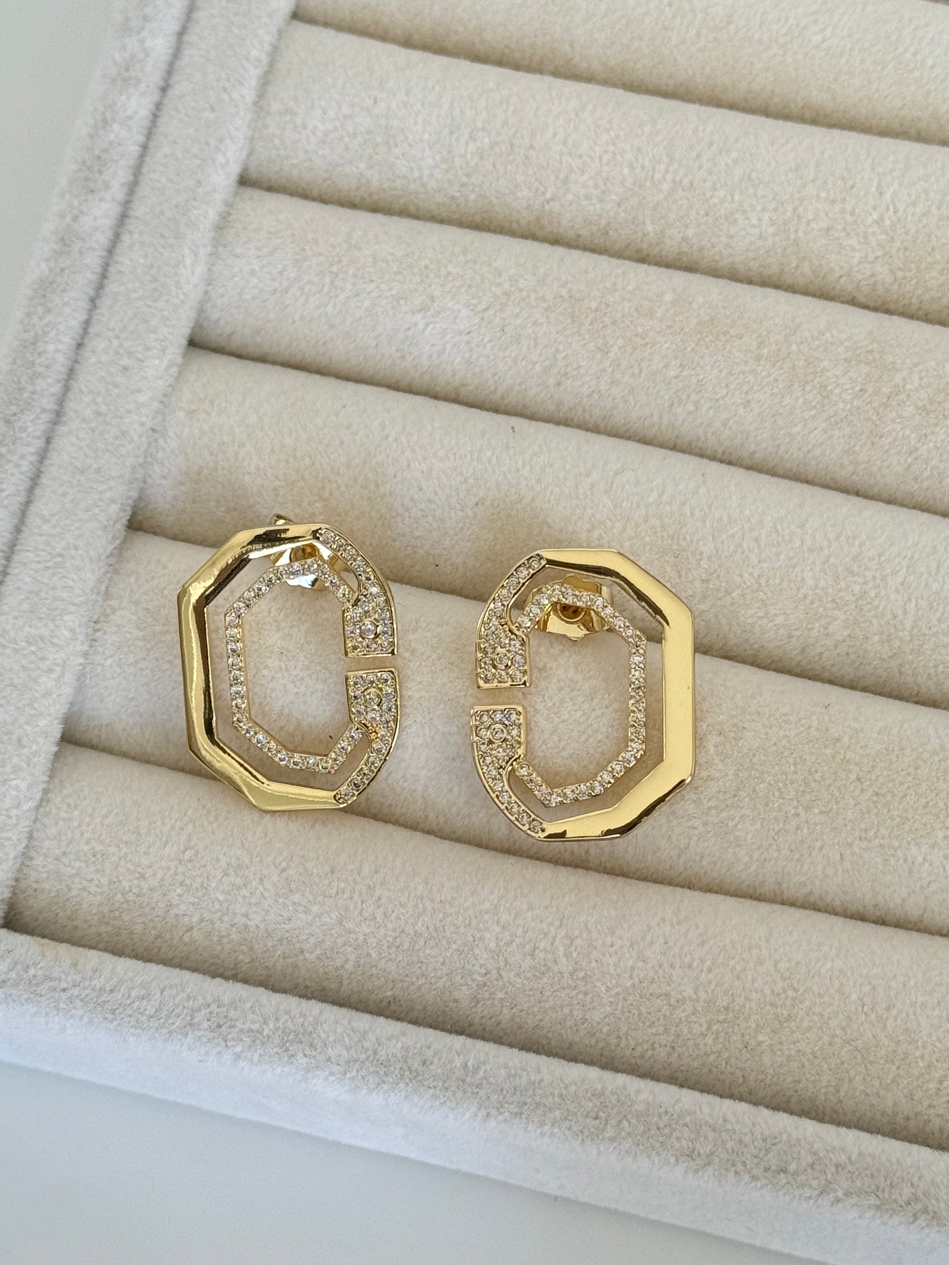 OMRA GEOMETRİK DETAYLI GOLD KÜPE