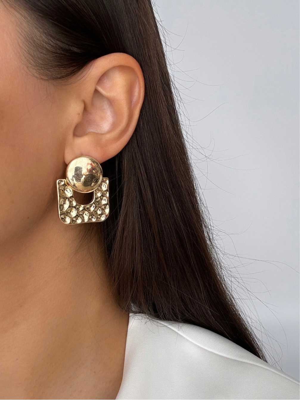 İTHAL KARE DÜĞME DETAYLI GOLD KÜPE