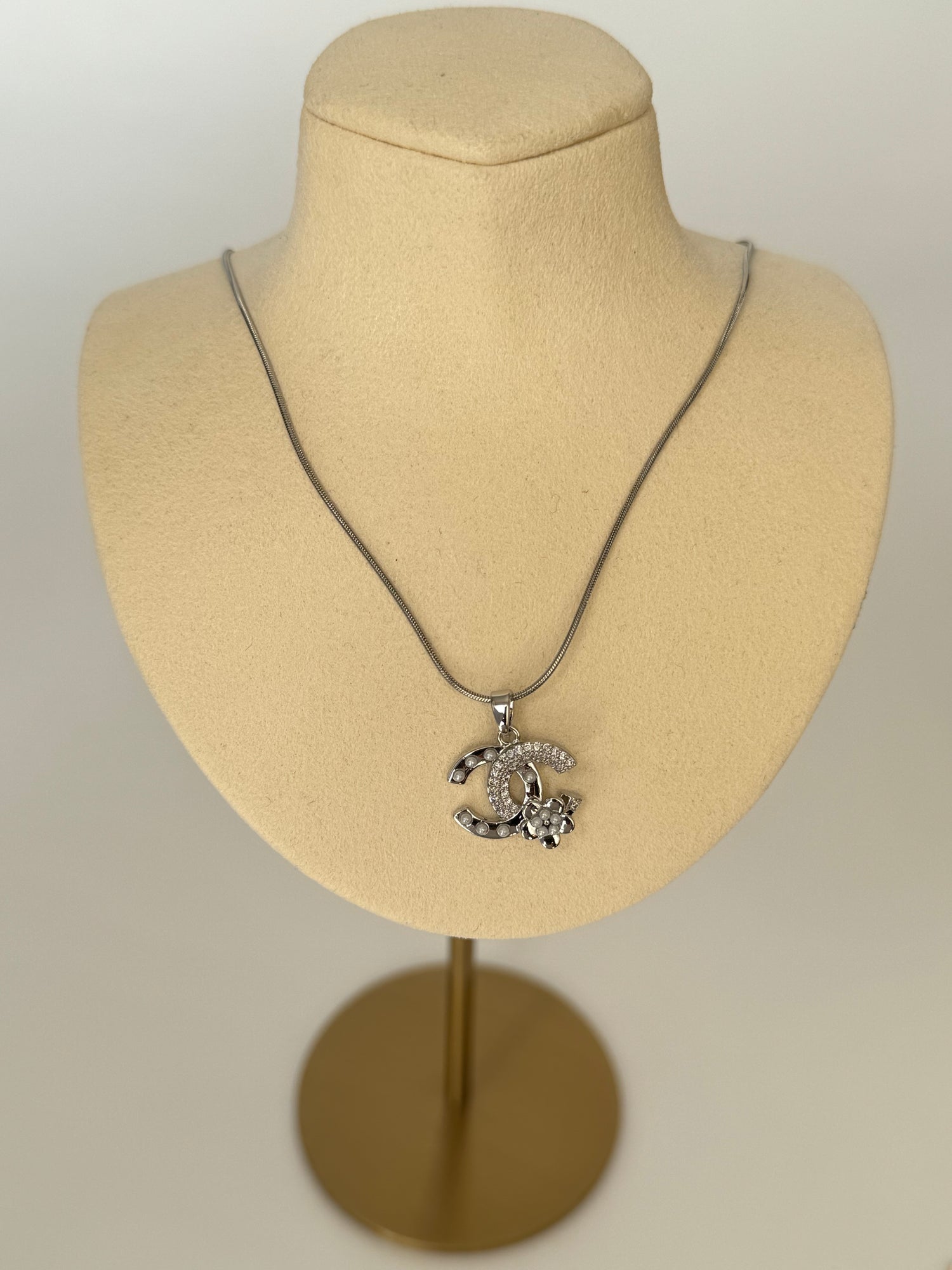 İNCİ DETAYLI MARKA MODEL SİLVER ÇELİK KOLYE