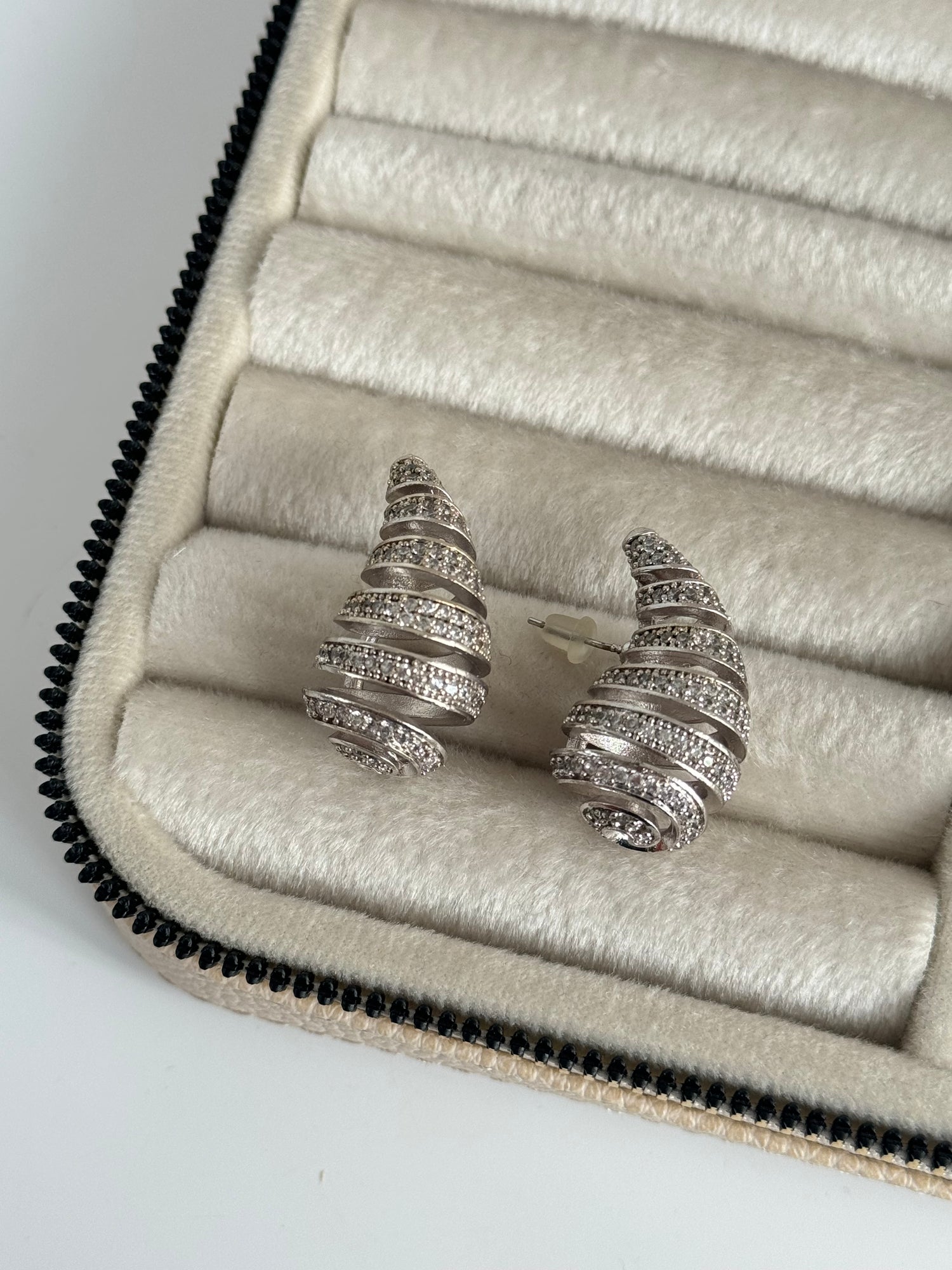 İTHAL TAŞLI MARKA MODEL DAMLA DETAYLI SİLVER KÜPE