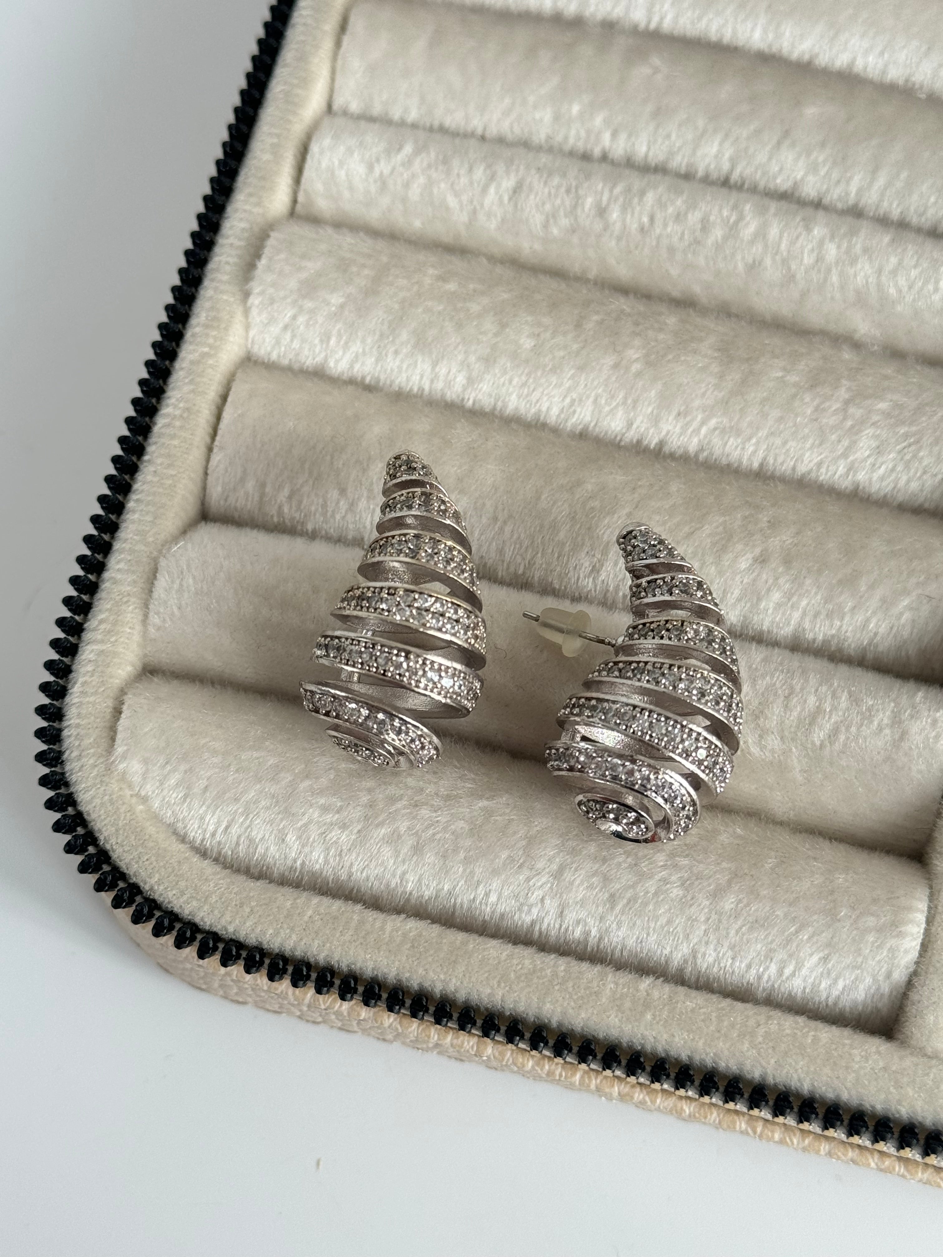 İTHAL TAŞLI MARKA MODEL DAMLA DETAYLI SİLVER KÜPE