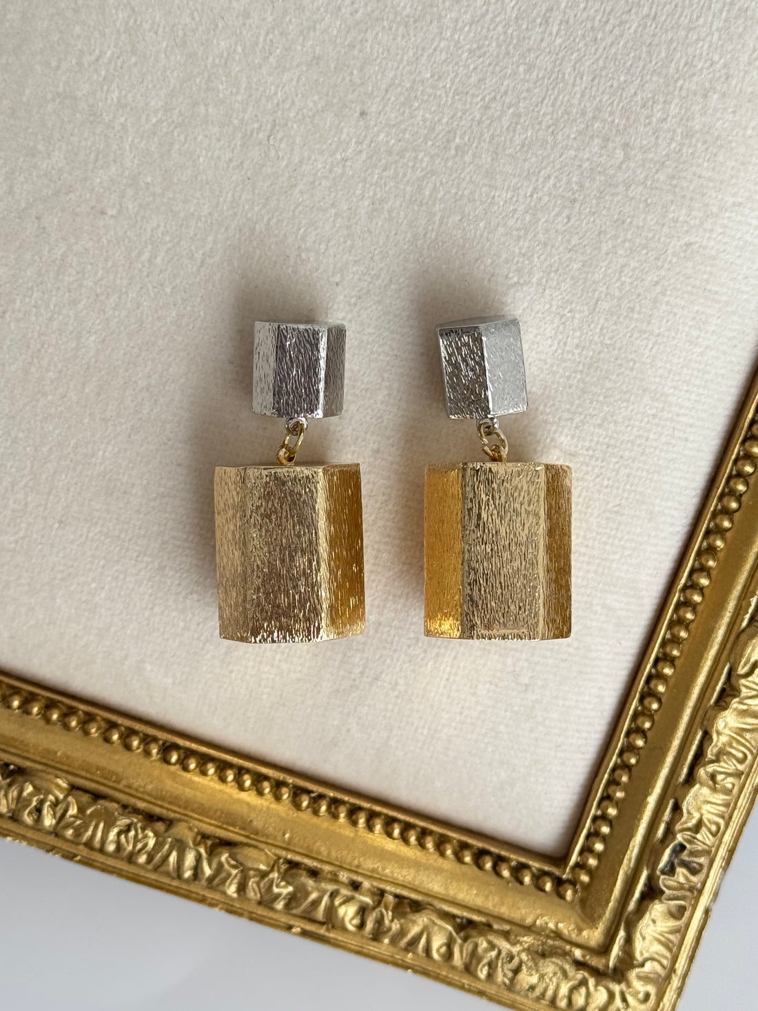 İTHAL GEOMETRİK DETAYLI KÜPE