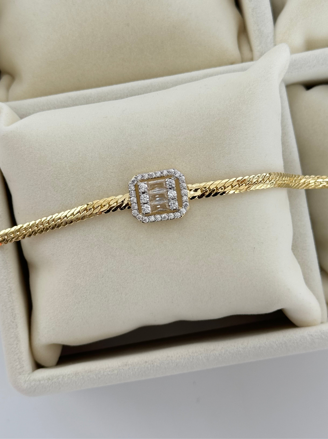 ZEMA BAGET TAŞLI DETAYLI BİLEKLİK