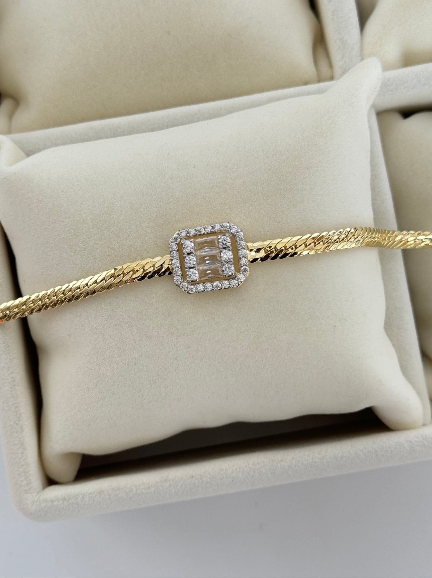 ZEMA BAGET TAŞLI DETAYLI BİLEKLİK