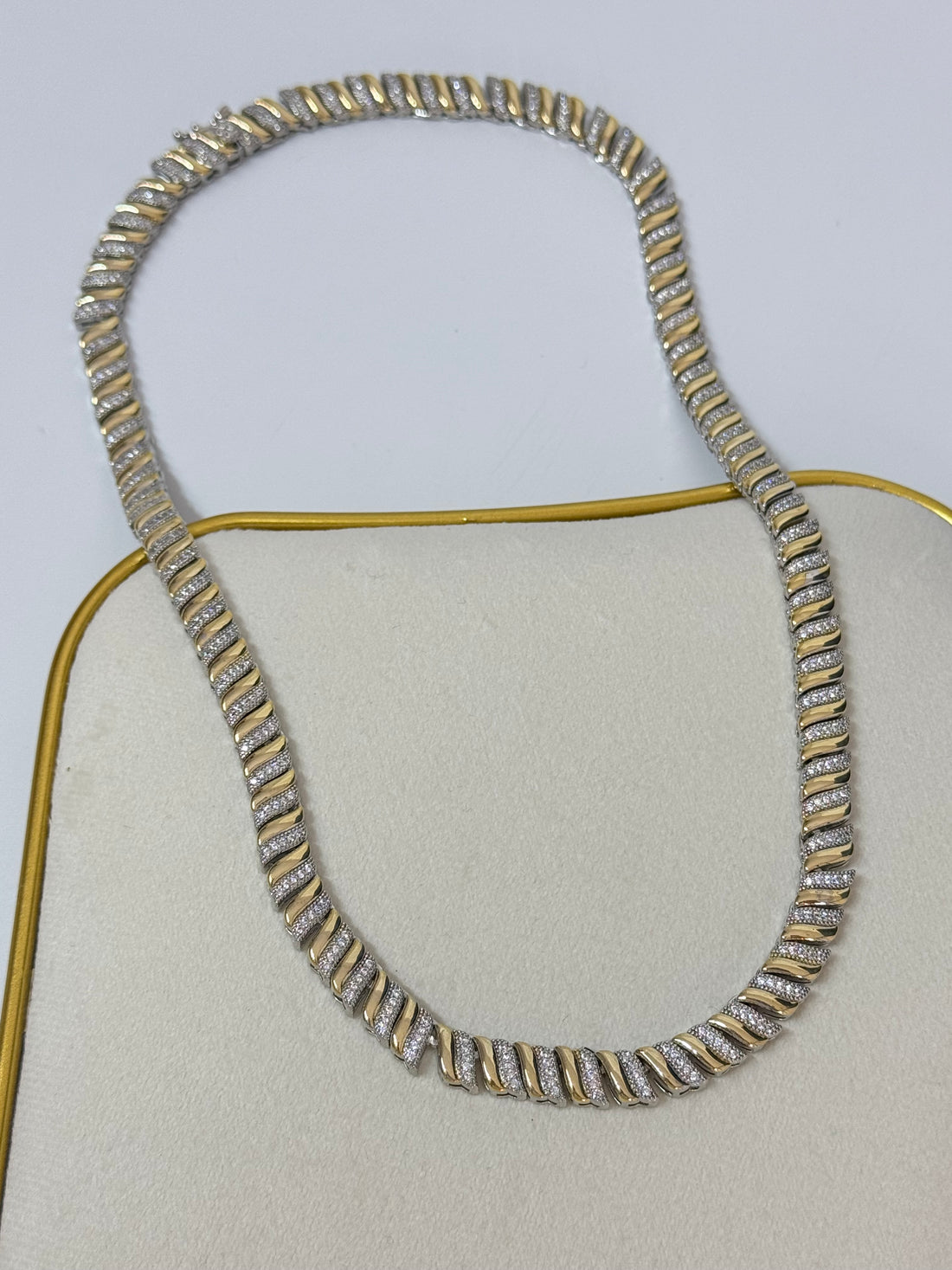 İTHAL SARMAL DETAYLI TAŞLI GOLD KOLYE