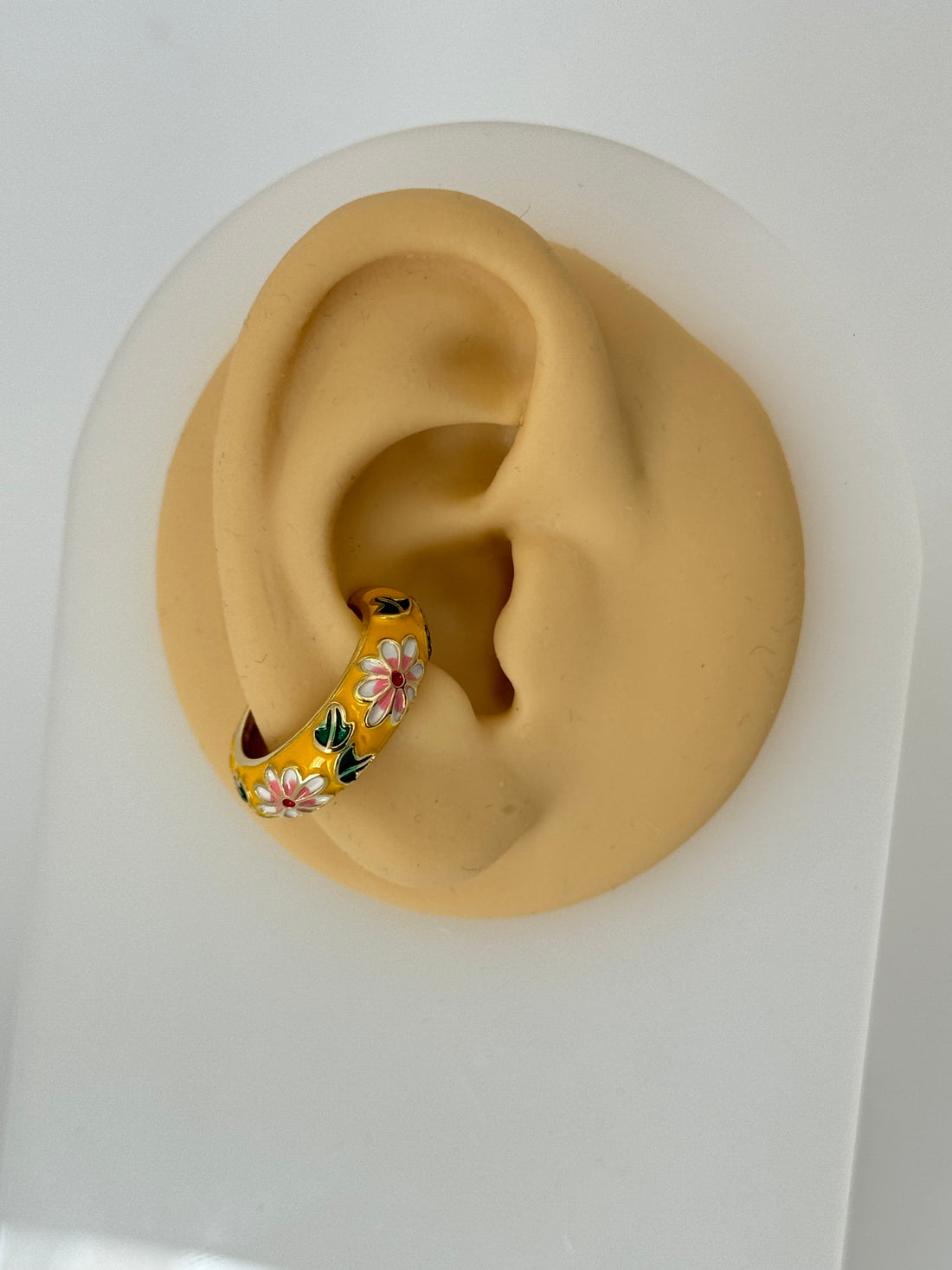 MİSA SARI MİNELİ ÇİÇEK DETAYLI KIKIRDAK KÜPE EARCUFF