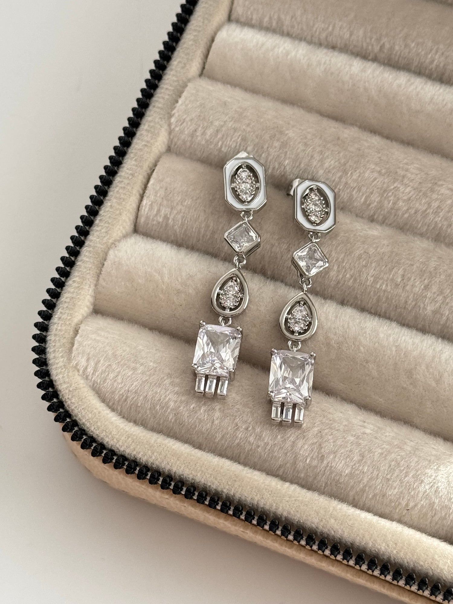 İTHAL BAGET TAŞLI SİLVER KÜPE