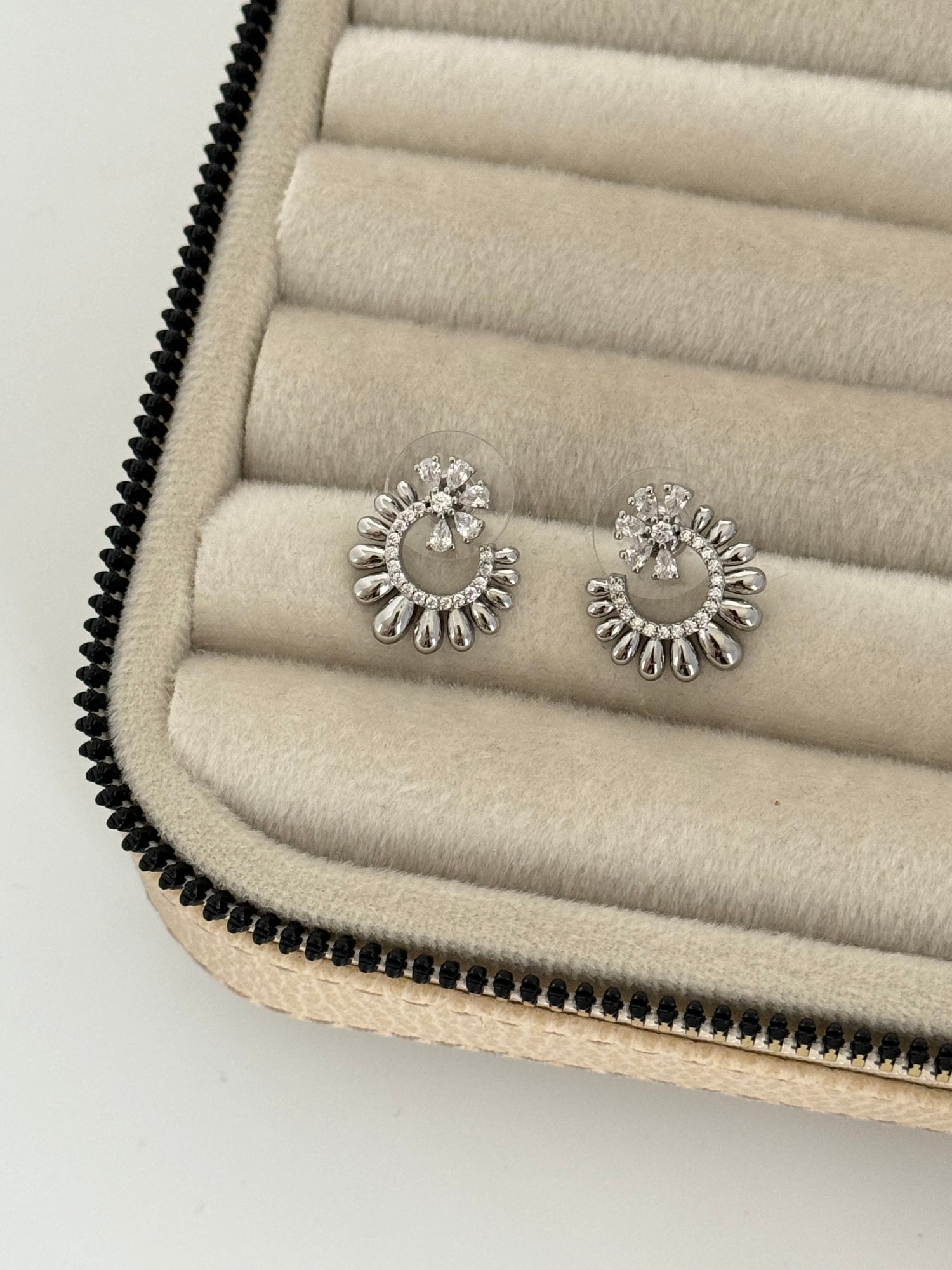 İTHAL ÇİÇEK DETAYLI SİLVER KÜPE