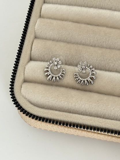 İTHAL ÇİÇEK DETAYLI SİLVER KÜPE