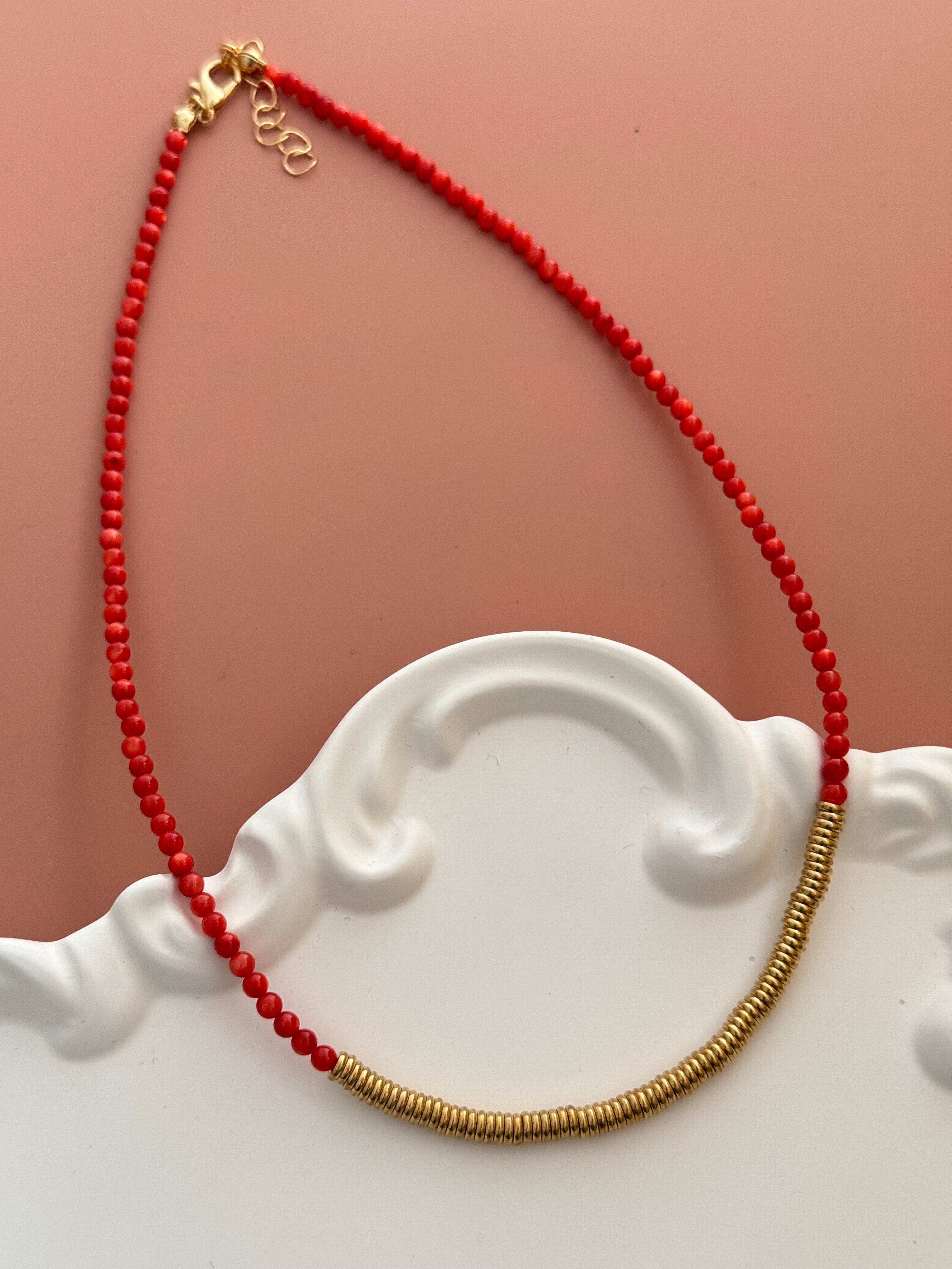 NUA MERCAN DOĞAL TAŞLI ALTIN KAPLAMA DETAYLI KOLYE