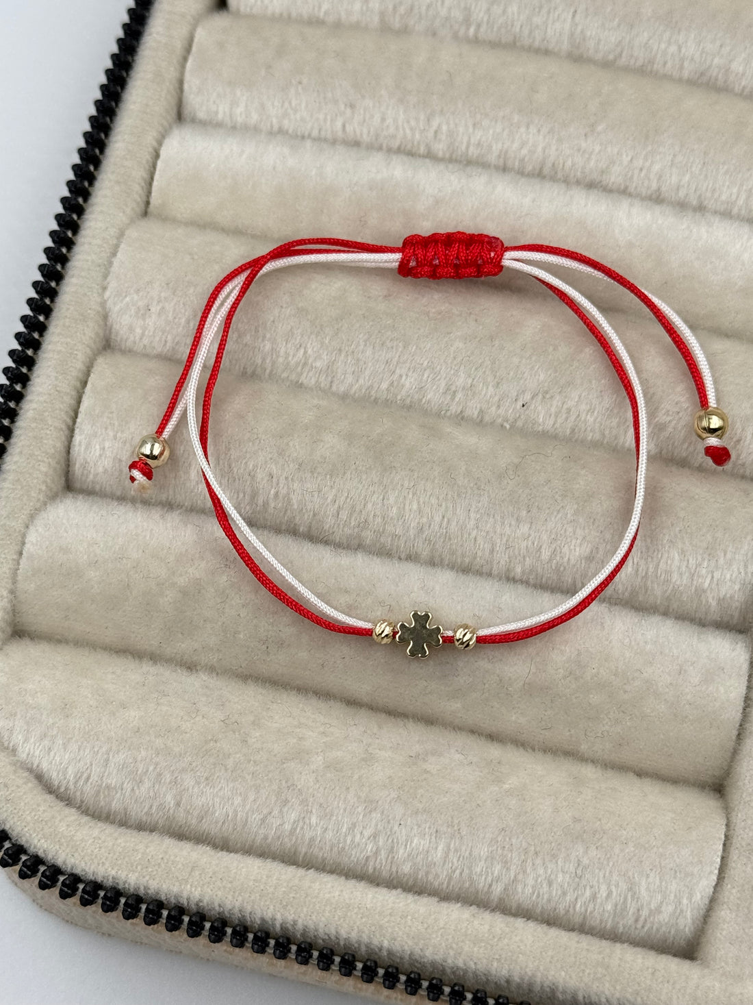 İTHAL YONCA DETAYLI KIRMIZI BEYAZ İPLİ AYARLANABİLİR BİLEKLİK