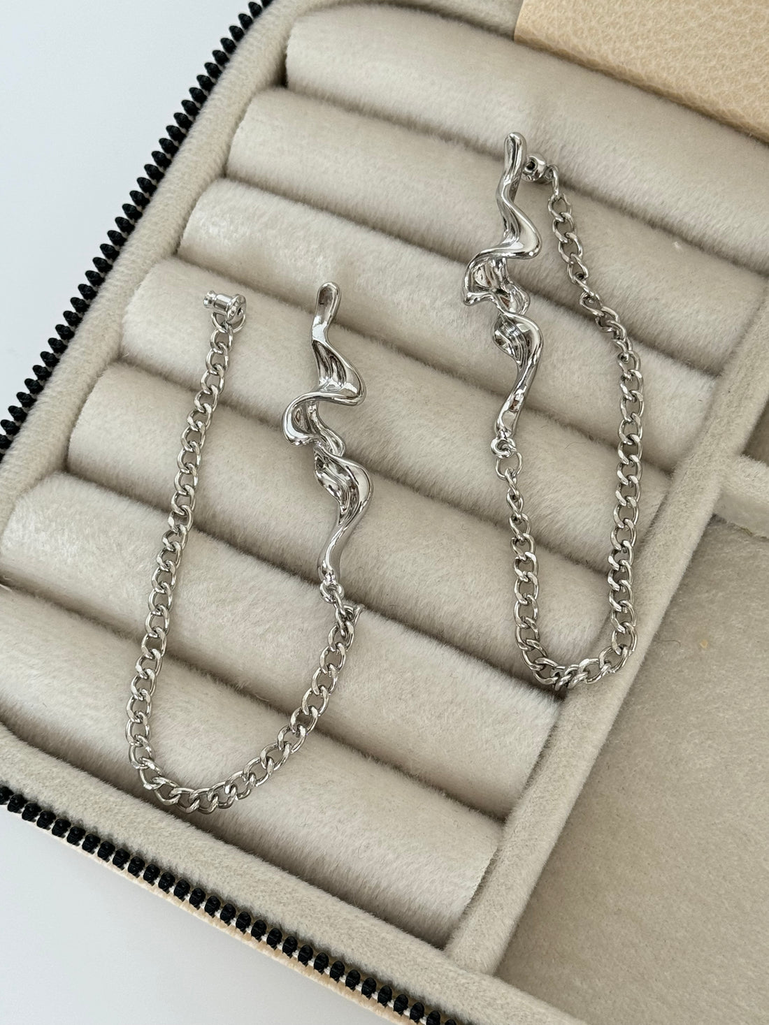 İTHAL ZİNCİR DETAYLI SİLVER KÜPE