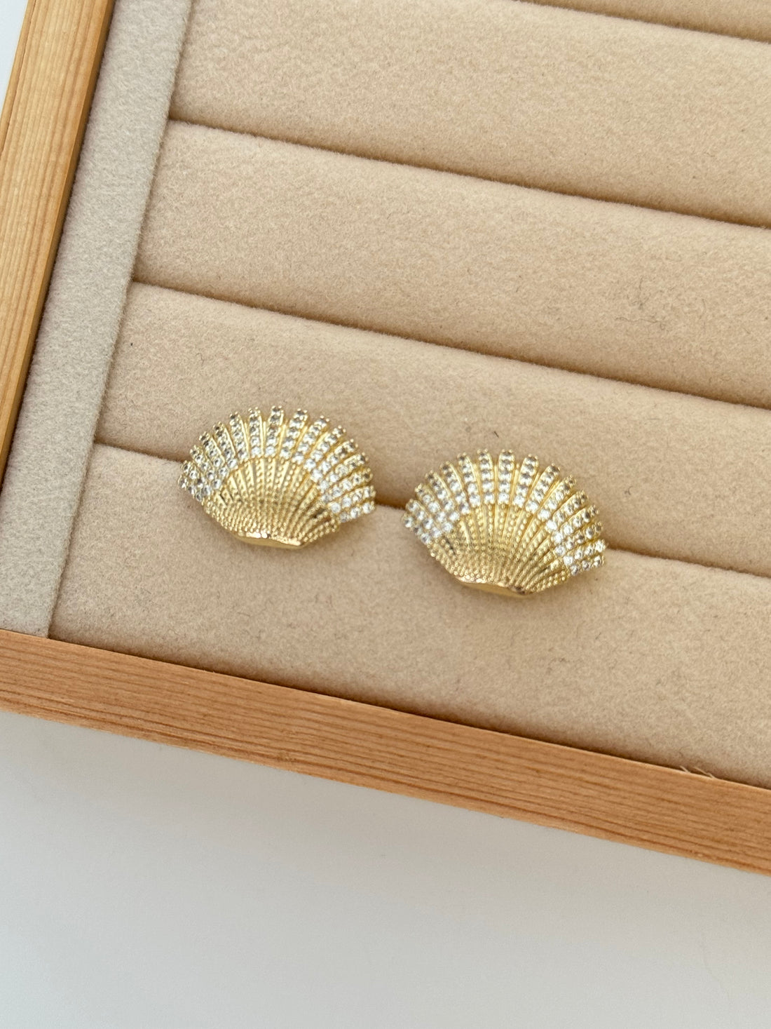 TAŞLI DENİZ KABUĞU GOLD KÜPE