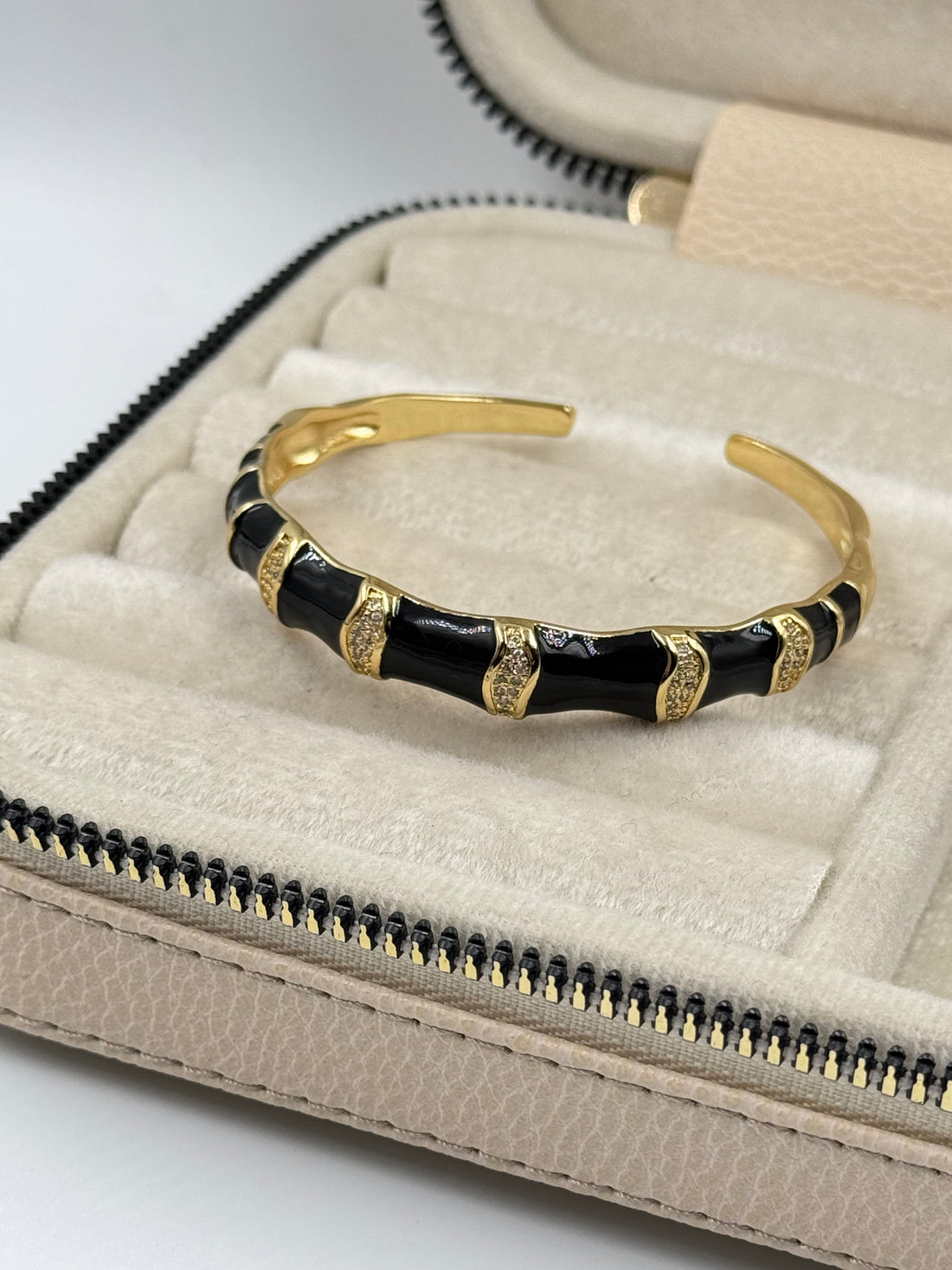 İTHAL SİYAH MİNELİ RENKLİ TAŞ DETAYLI GOLD KELEPÇE BİLEZİK