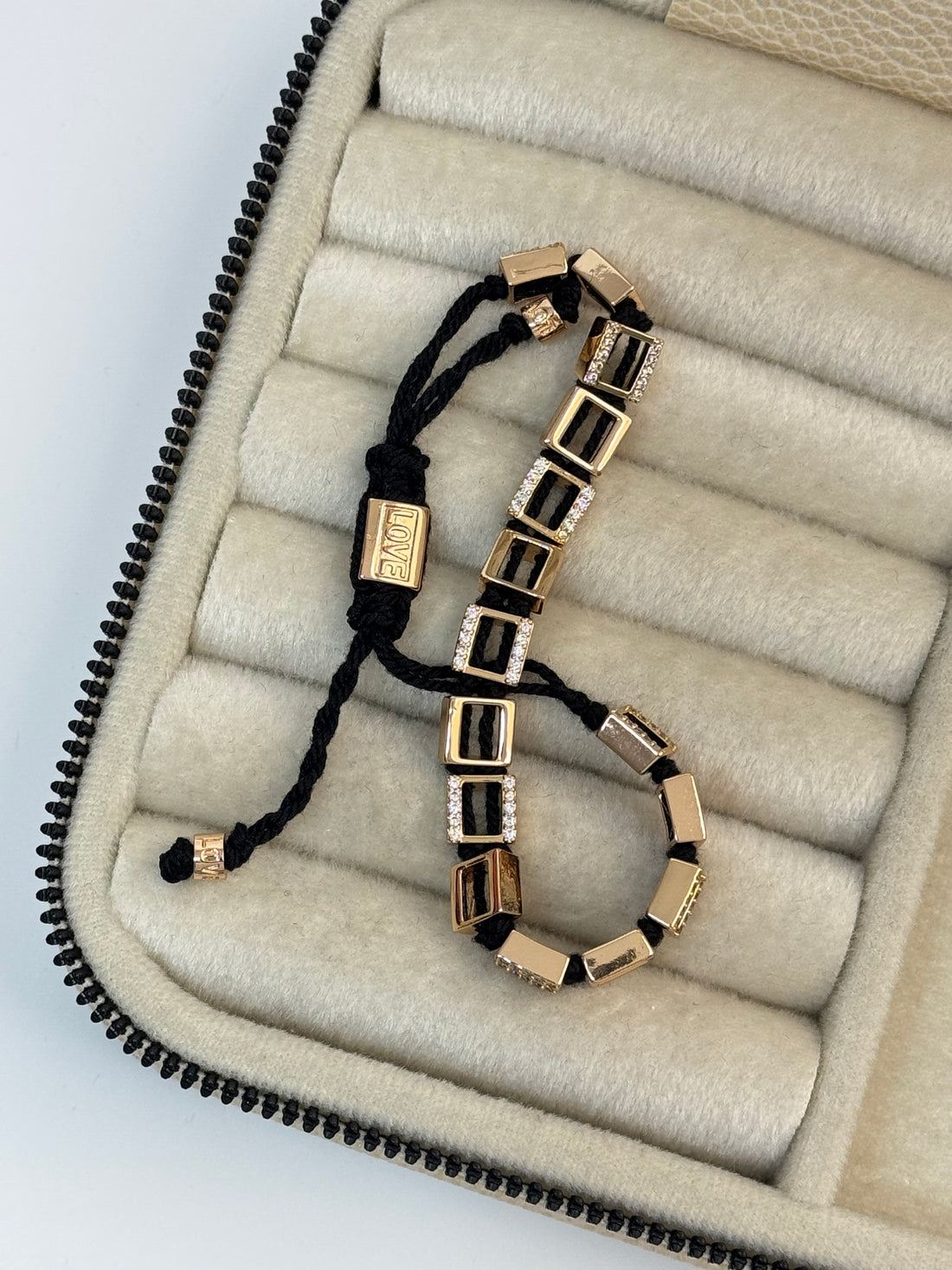 İTHAL KÜP DETAYLI GOLD SİYAH İPLİ BİLEKLİK