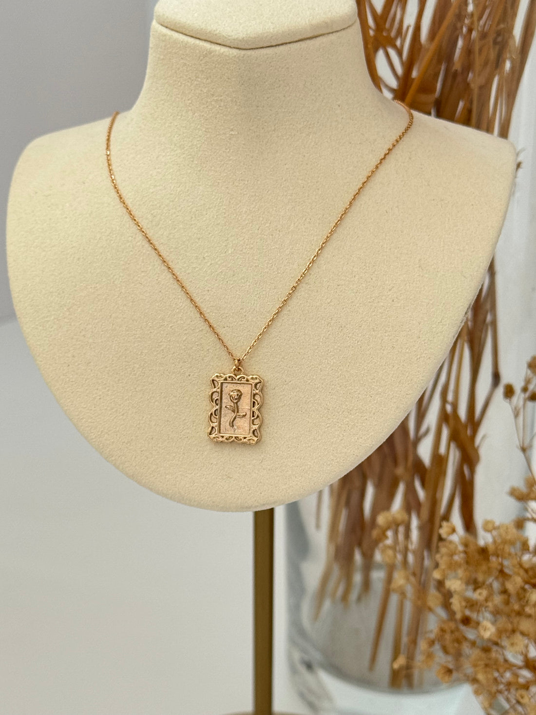 GÜL DETAYLI ÇERÇEVE GOLD ÇELİK KOLYE