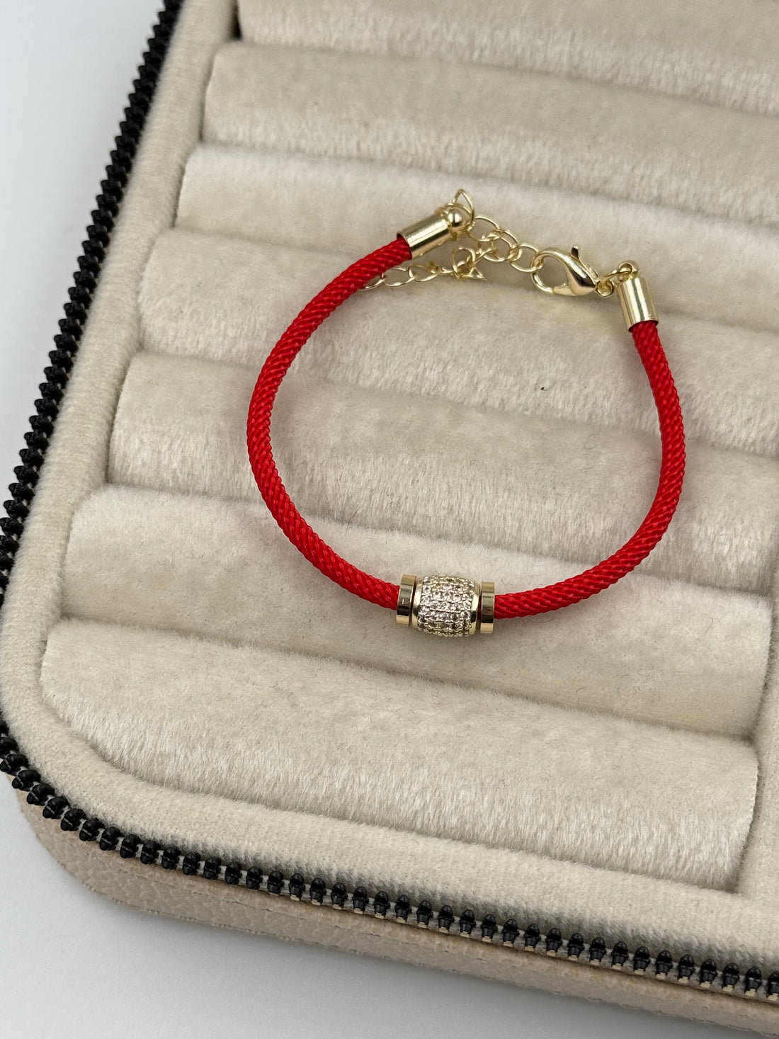 İTHAL TAŞLI KIRMIZI İPLİ BİLEKLİK