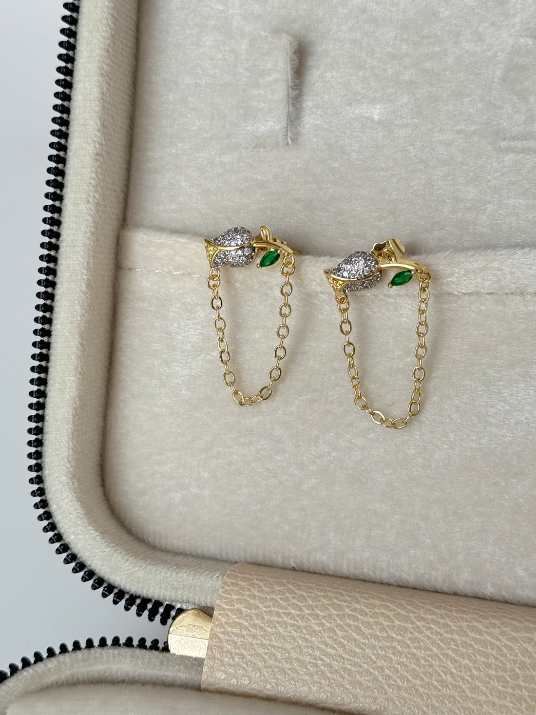 İTHAL LALE DETAYLI SALLANTILI GOLD KÜPE