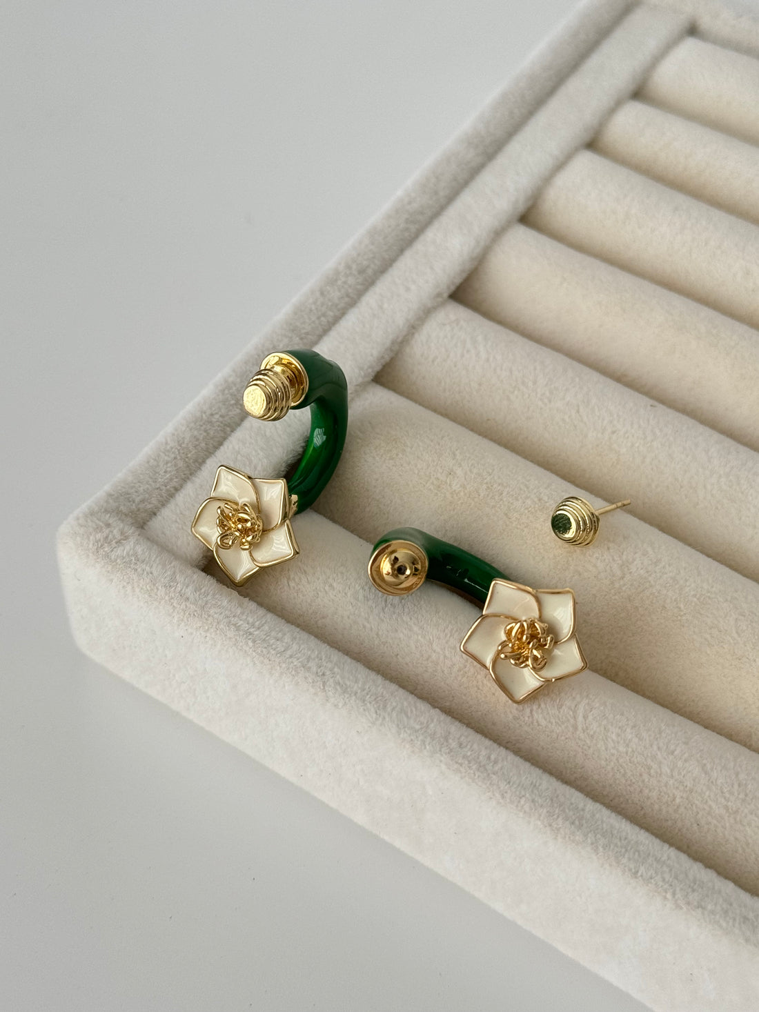 İTHAL YEŞİL MİNELİ ÇİÇEK DETAYLI MARKA MODEL GOLD KÜPE